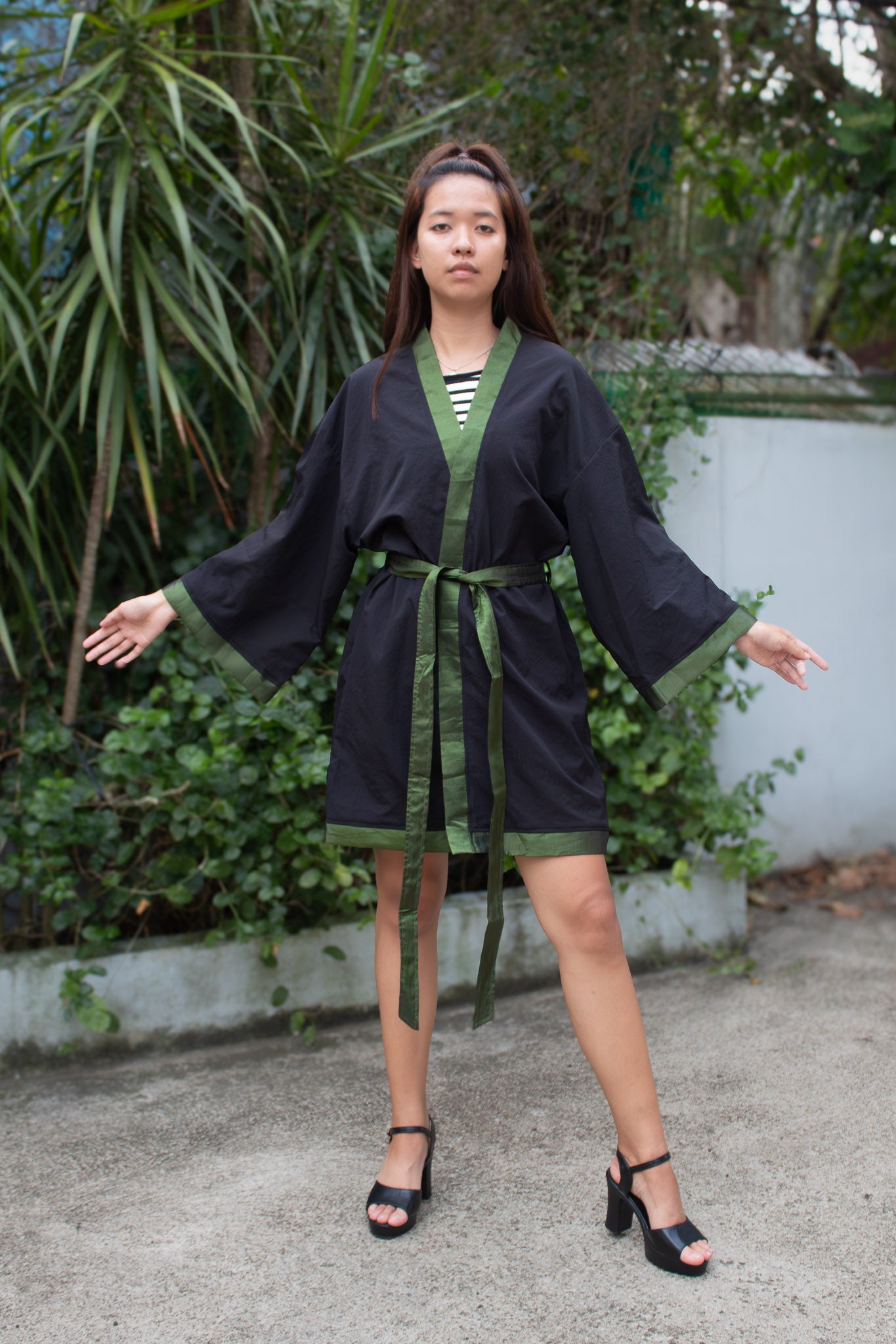 ✦ Shadow Grove – Glatter strukturierter schwarzer Kimono mit eleganten und glänzenden Farbakzenten