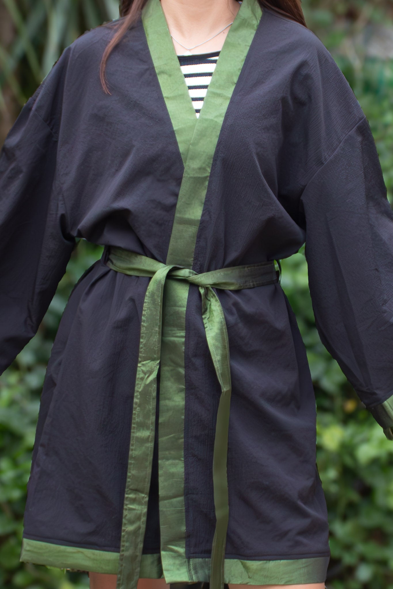 ✦ Shadow Grove – Glatter strukturierter schwarzer Kimono mit eleganten und glänzenden Farbakzenten