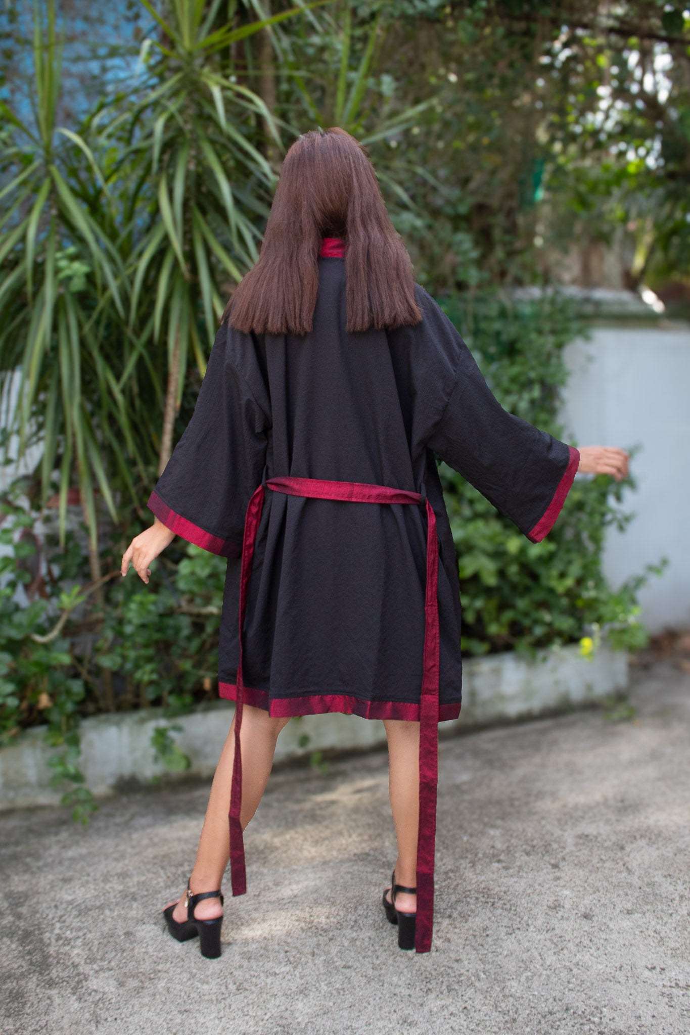 ✦ Shadow Grove – Glatter strukturierter schwarzer Kimono mit eleganten und glänzenden Farbakzenten