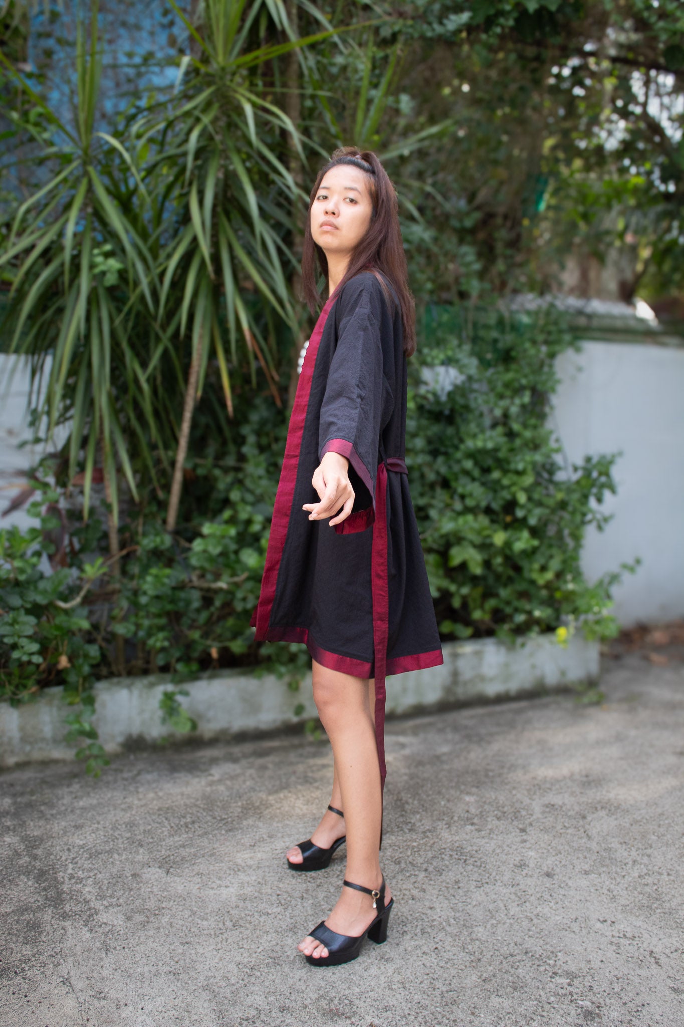 ✦ Shadow Grove – Glatter strukturierter schwarzer Kimono mit eleganten und glänzenden Farbakzenten