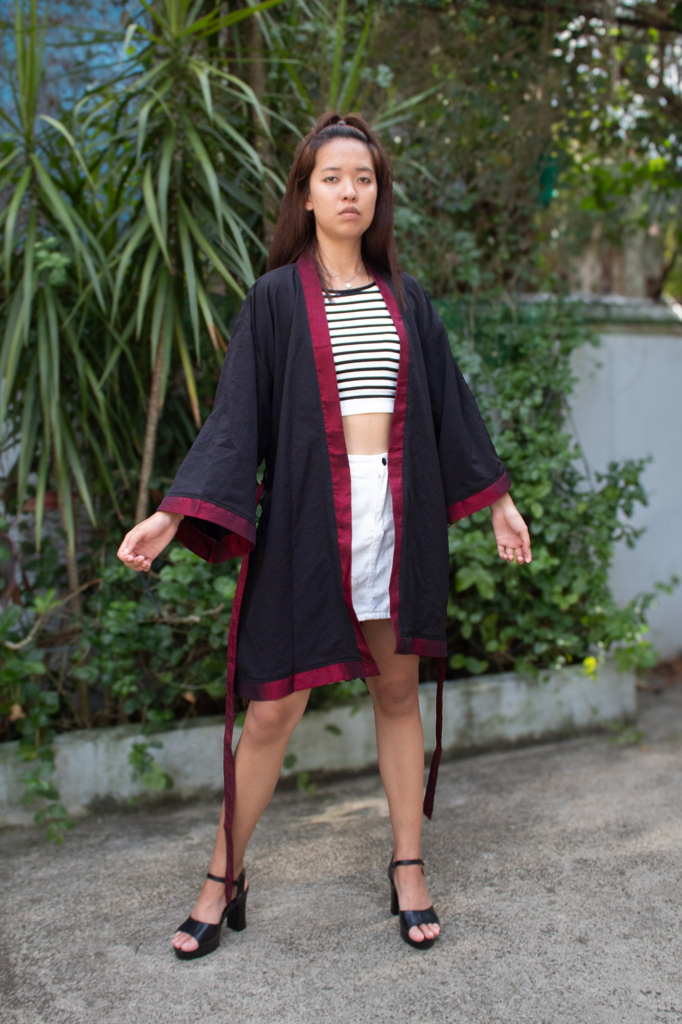 ✦ Shadow Grove – Glatter strukturierter schwarzer Kimono mit eleganten und glänzenden Farbakzenten