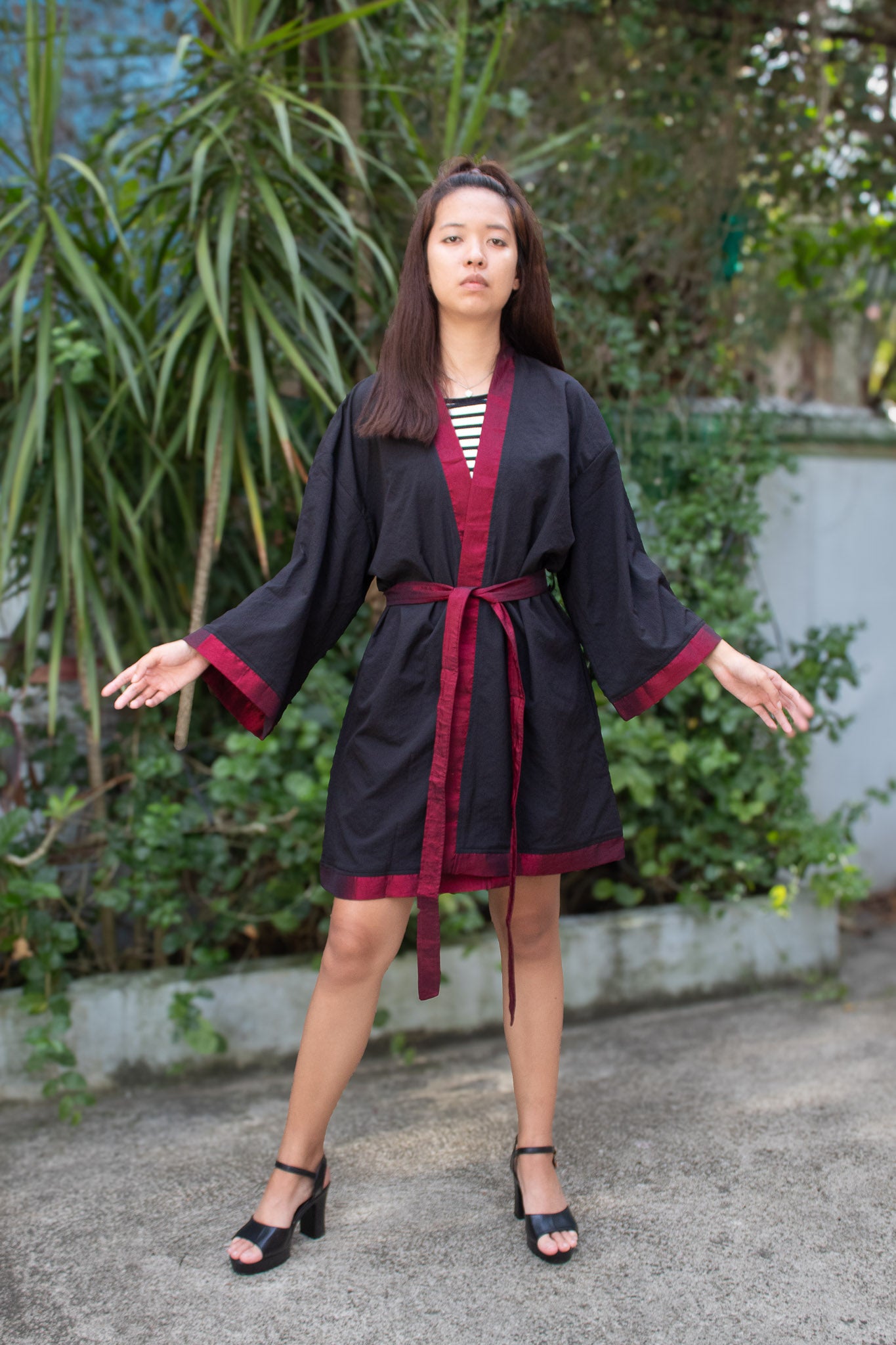 ✦ Shadow Grove – Glatter strukturierter schwarzer Kimono mit eleganten und glänzenden Farbakzenten