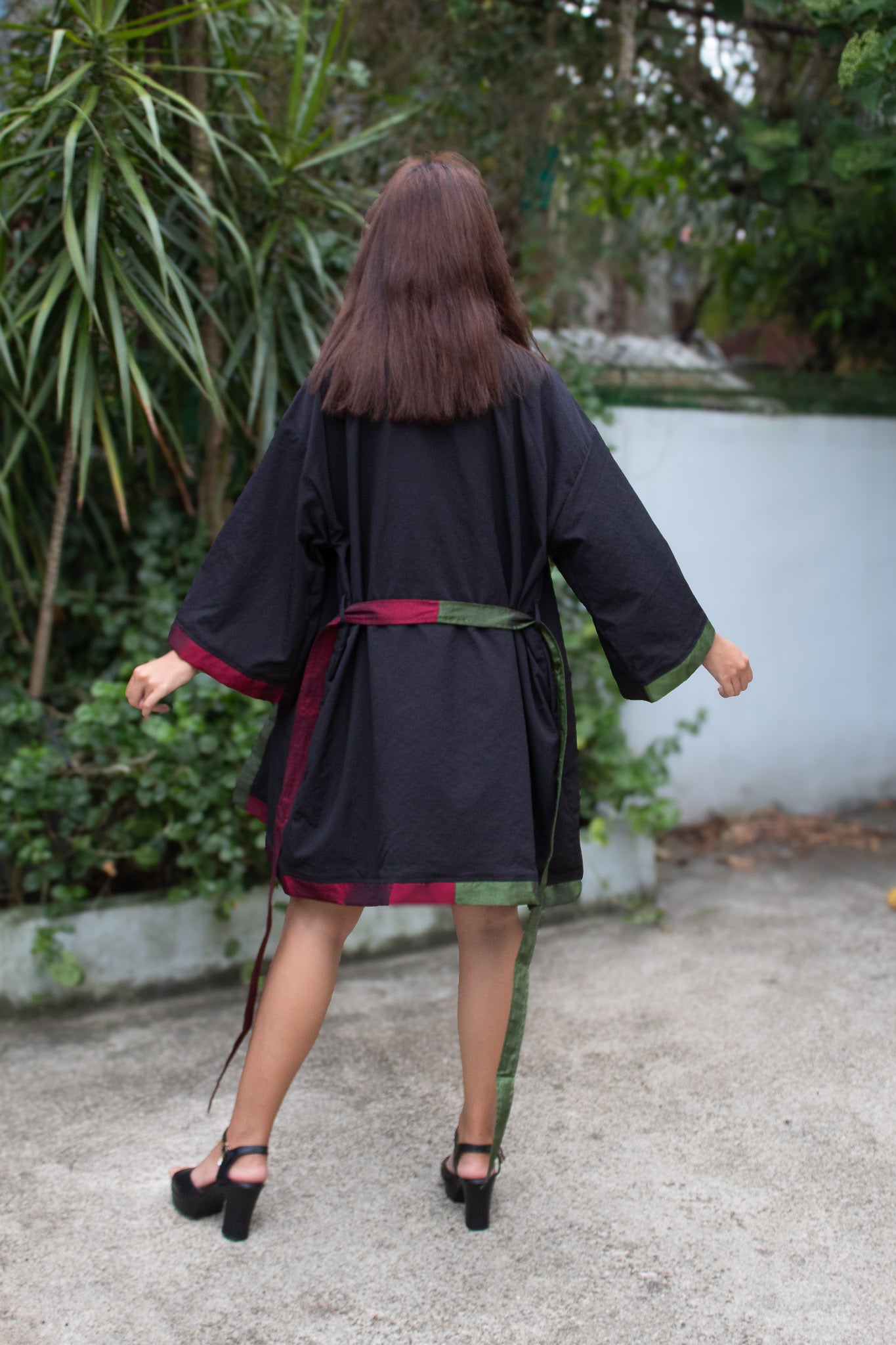 ✦ Shadow Grove – Glatter strukturierter schwarzer Kimono mit eleganten und glänzenden Farbakzenten