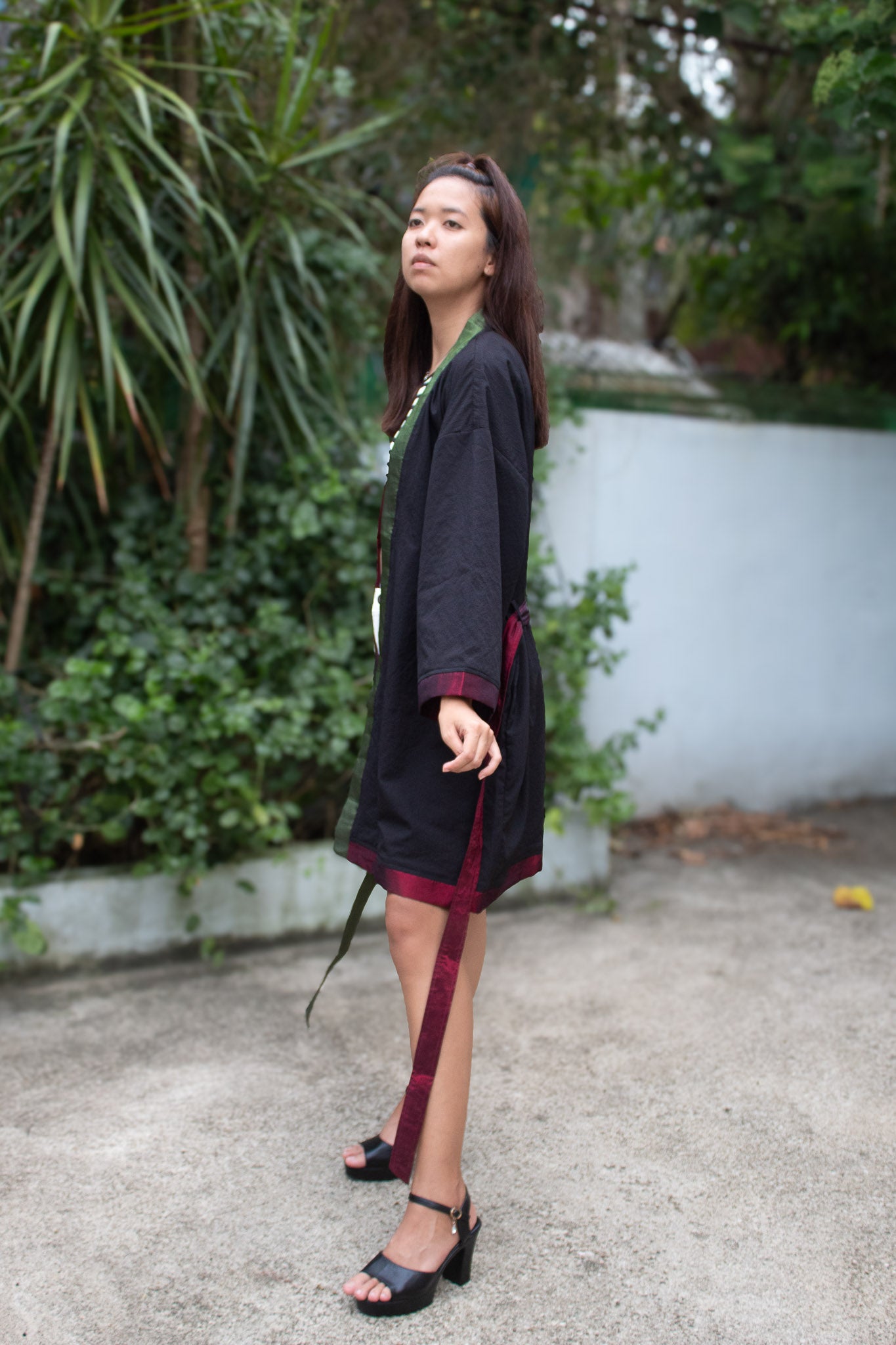 ✦ Shadow Grove – Glatter strukturierter schwarzer Kimono mit eleganten und glänzenden Farbakzenten