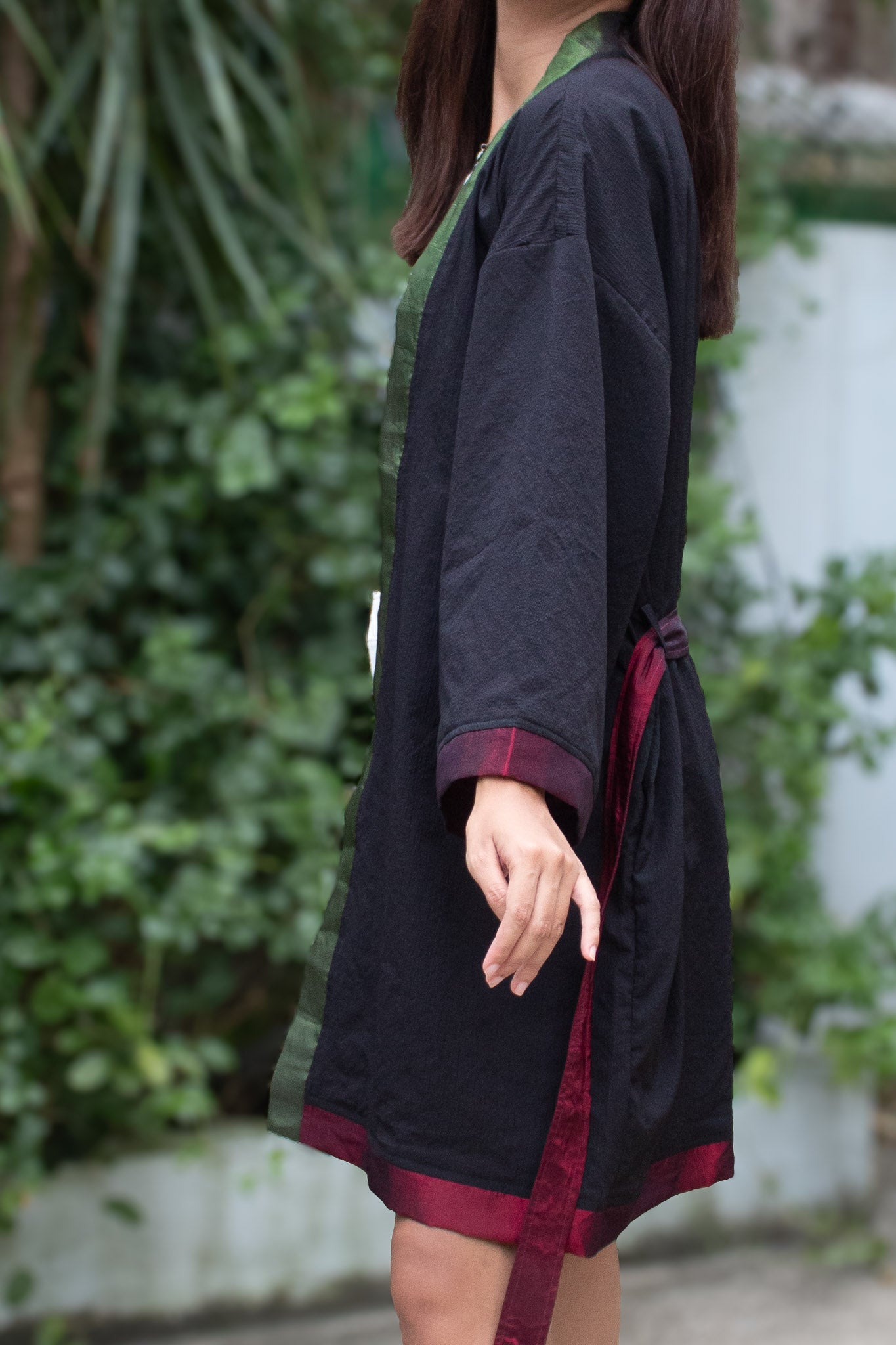 ✦ Shadow Grove – Glatter strukturierter schwarzer Kimono mit eleganten und glänzenden Farbakzenten