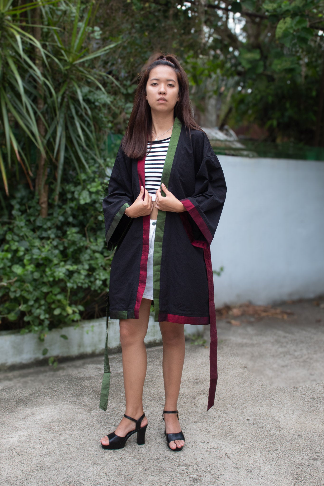 ✦ Shadow Grove – Glatter strukturierter schwarzer Kimono mit eleganten und glänzenden Farbakzenten