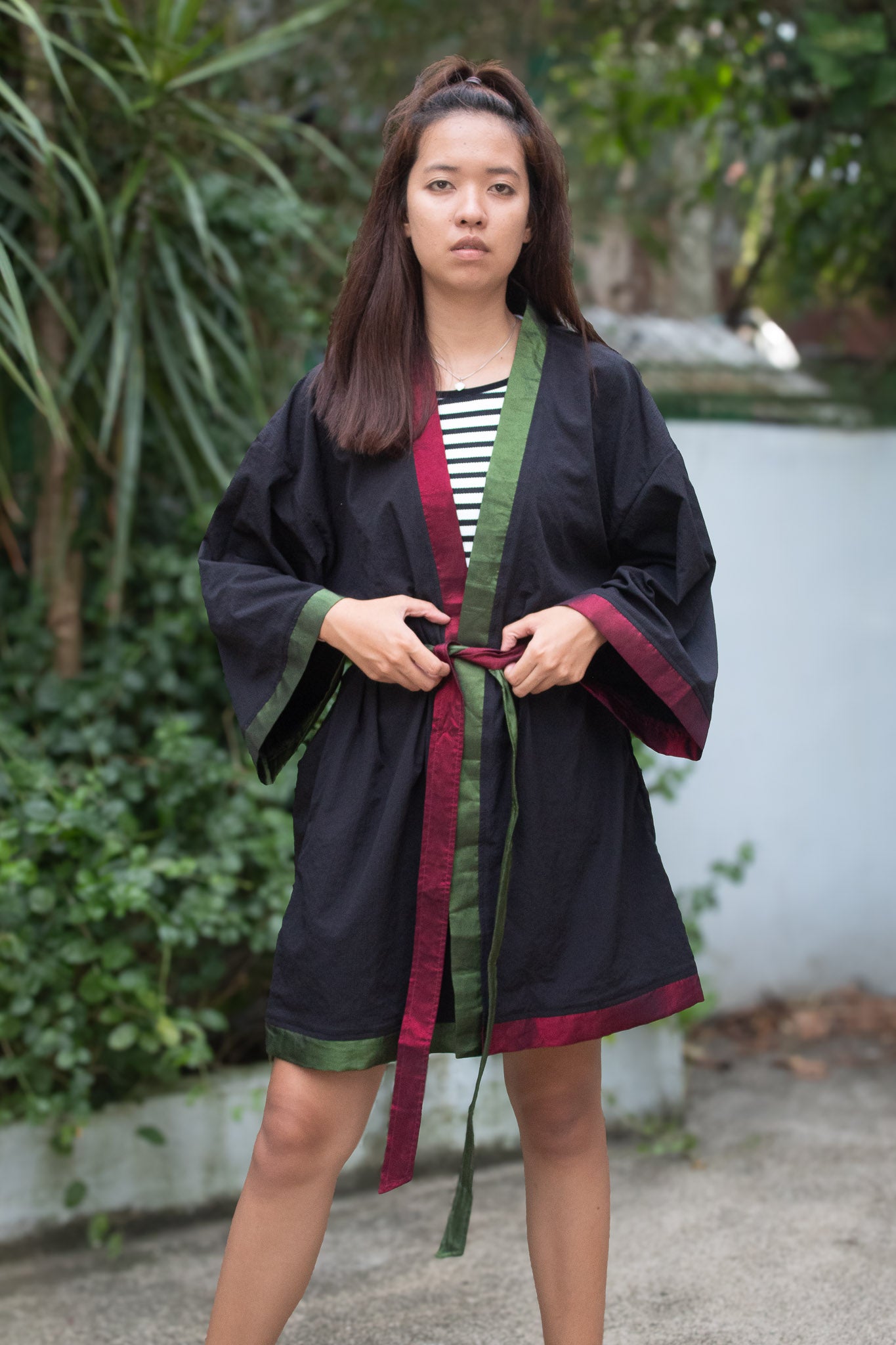 ✦ Shadow Grove – Glatter strukturierter schwarzer Kimono mit eleganten und glänzenden Farbakzenten