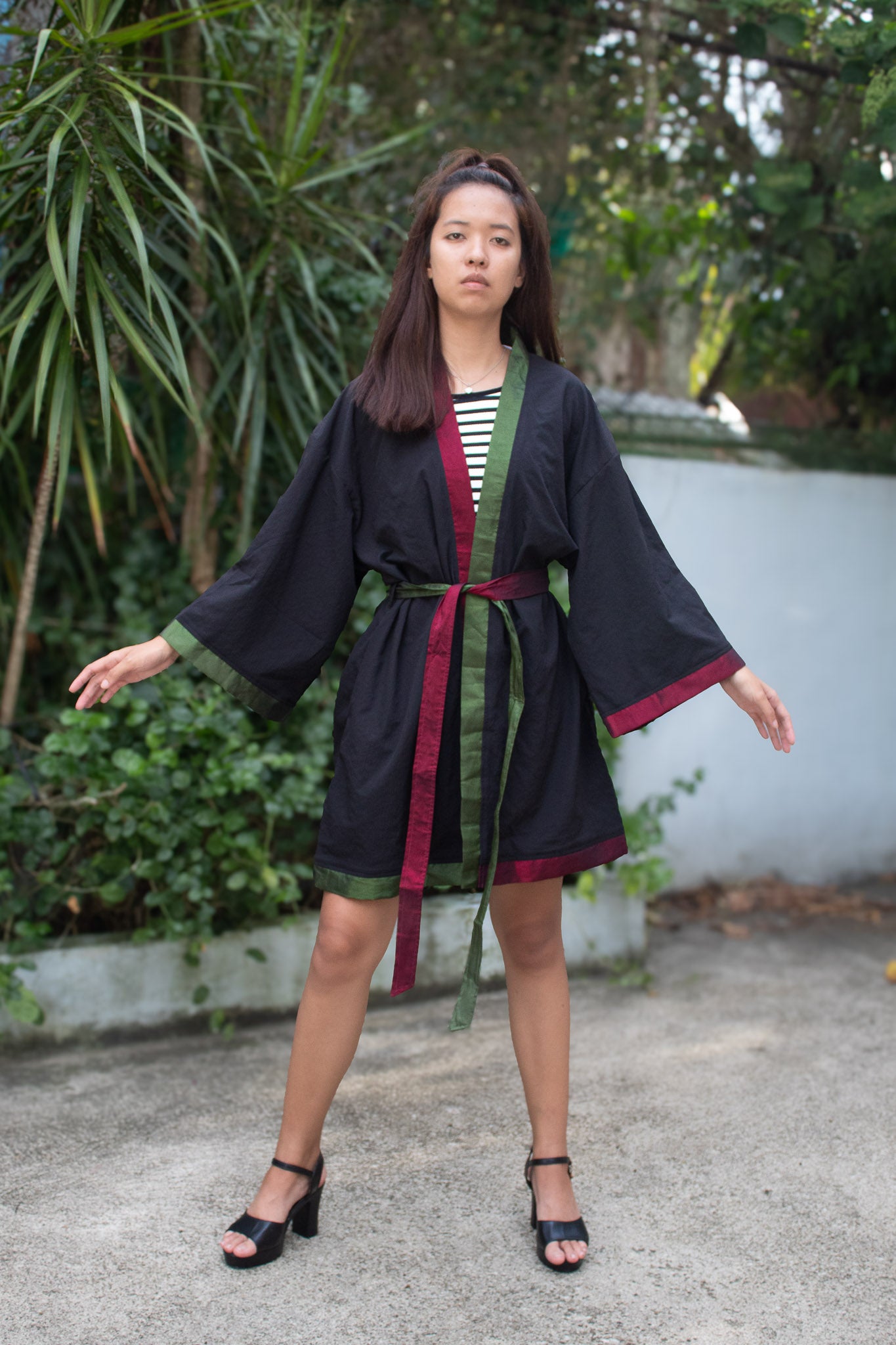 ✦ Shadow Grove – Glatter strukturierter schwarzer Kimono mit eleganten und glänzenden Farbakzenten