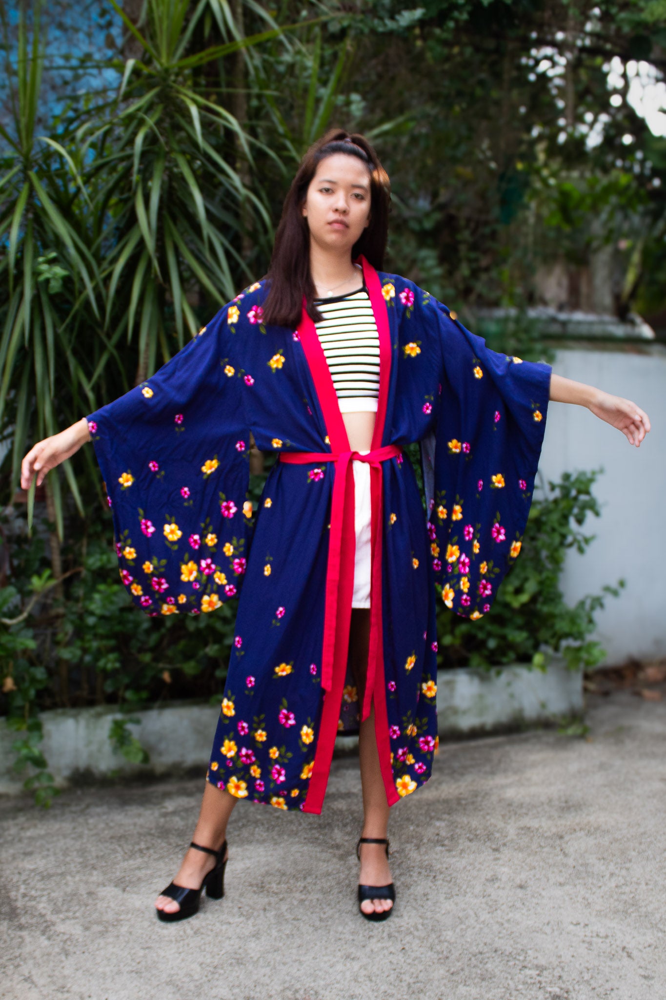 ✦ Midnight Petal (Lang) – Marineblauer bedruckter Baumwollkimono mit Blumenblüten und drapierten Ärmeln