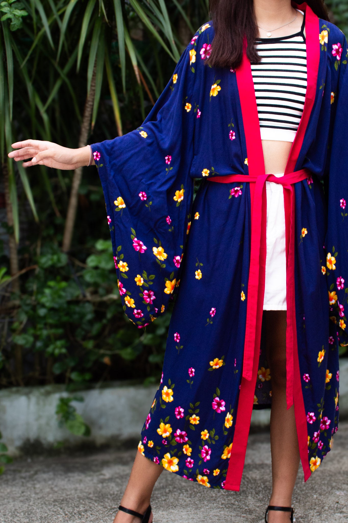 ✦ Midnight Petal (Lang) – Marineblauer bedruckter Baumwollkimono mit Blumenblüten und drapierten Ärmeln