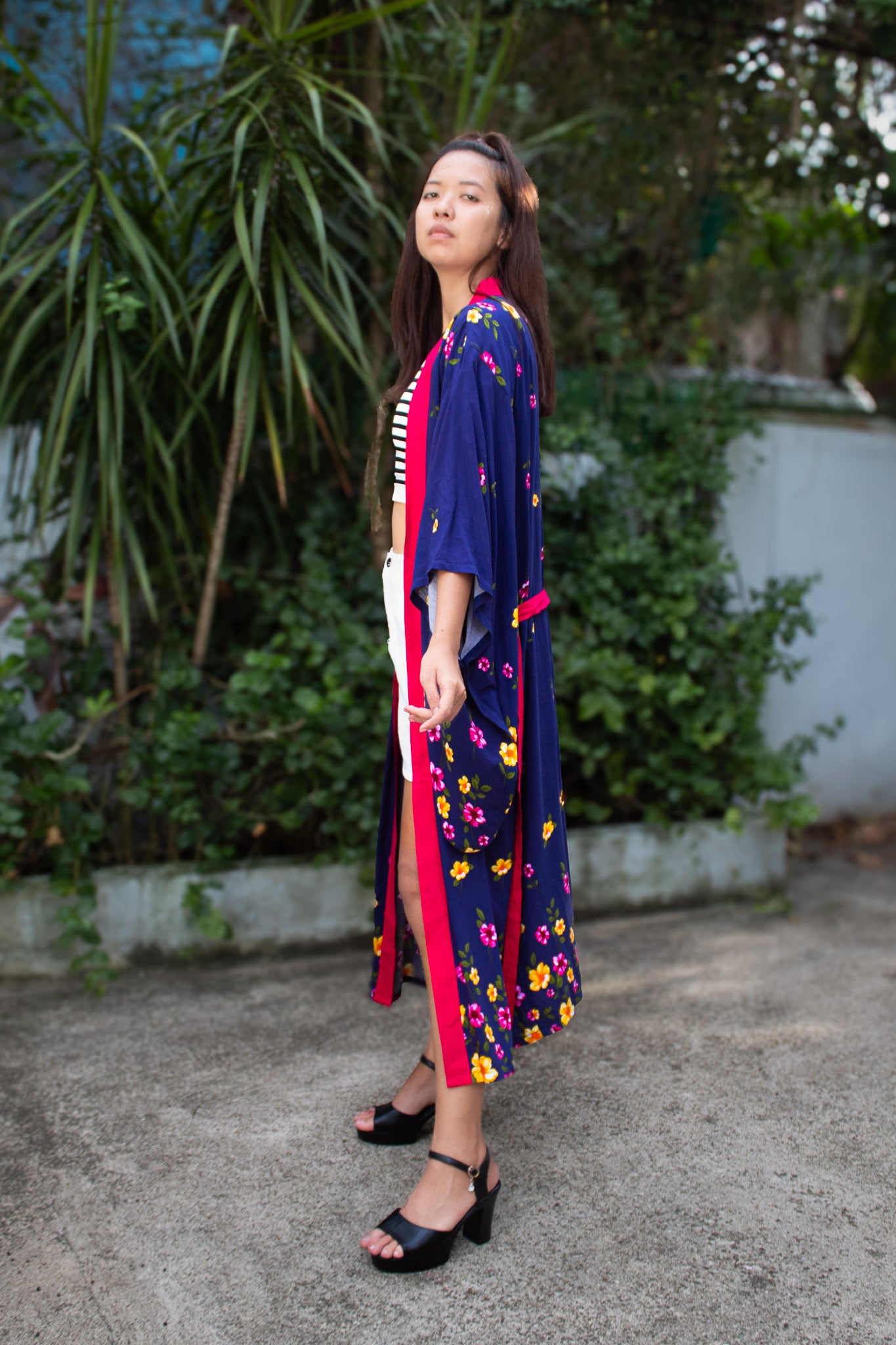 ✦ Midnight Petal (Lang) – Marineblauer bedruckter Baumwollkimono mit Blumenblüten und drapierten Ärmeln