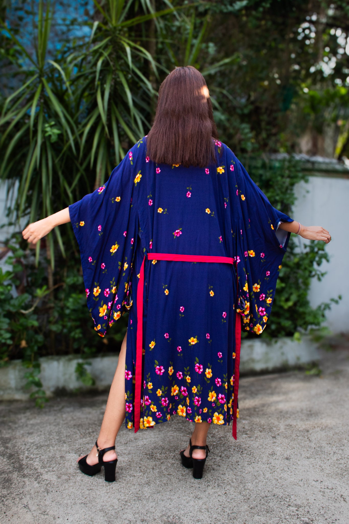 ✦ Midnight Petal (Lang) – Marineblauer bedruckter Baumwollkimono mit Blumenblüten und drapierten Ärmeln