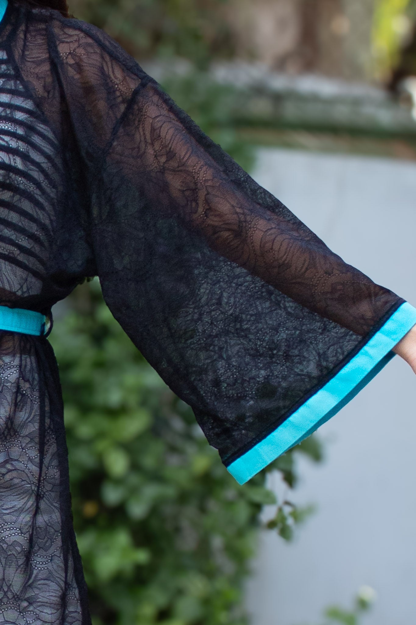 ✦ Night Current – Schwarzer Kimono aus transparenter Spitze mit leuchtend farbigen Rändern