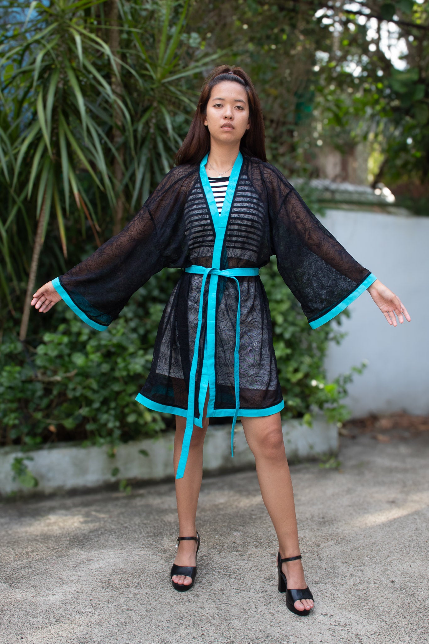 ✦ Night Current – Schwarzer Kimono aus transparenter Spitze mit leuchtend farbigen Rändern