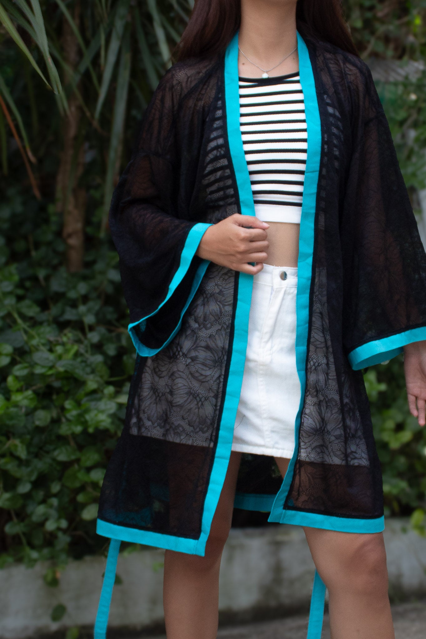 ✦ Night Current – Schwarzer Kimono aus transparenter Spitze mit leuchtend farbigen Rändern