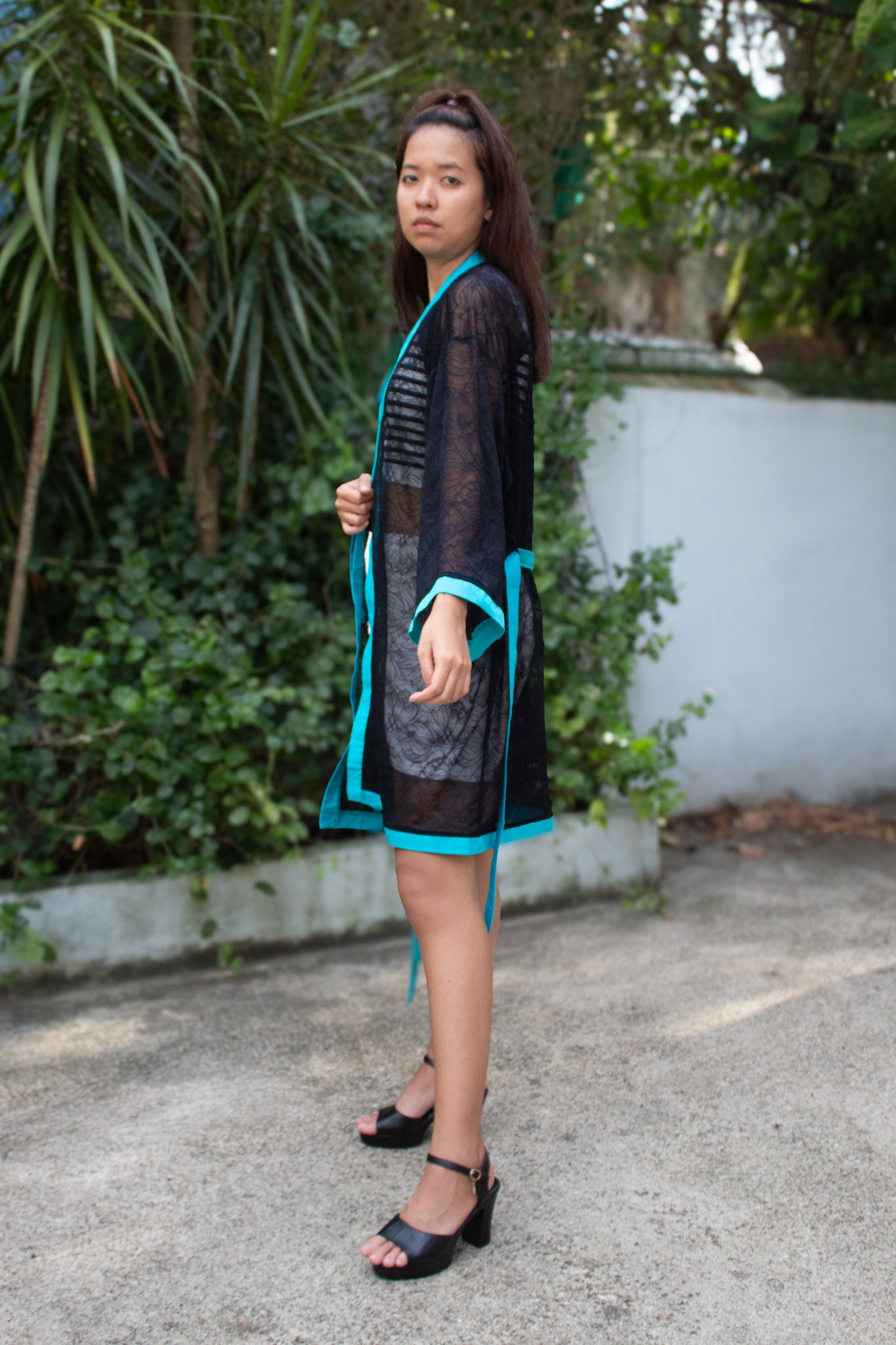 ✦ Night Current – Schwarzer Kimono aus transparenter Spitze mit leuchtend farbigen Rändern