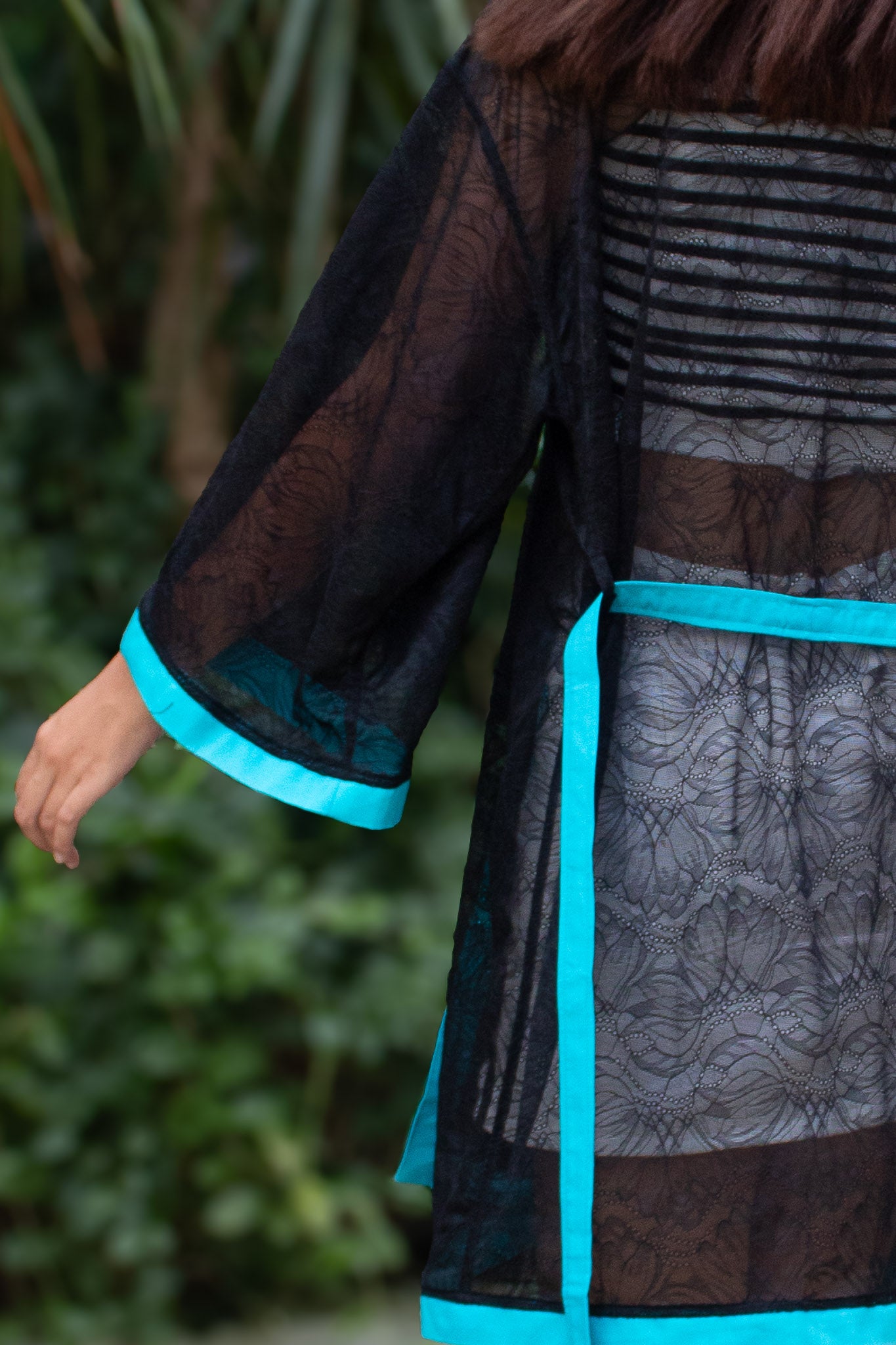 ✦ Night Current – Schwarzer Kimono aus transparenter Spitze mit leuchtend farbigen Rändern