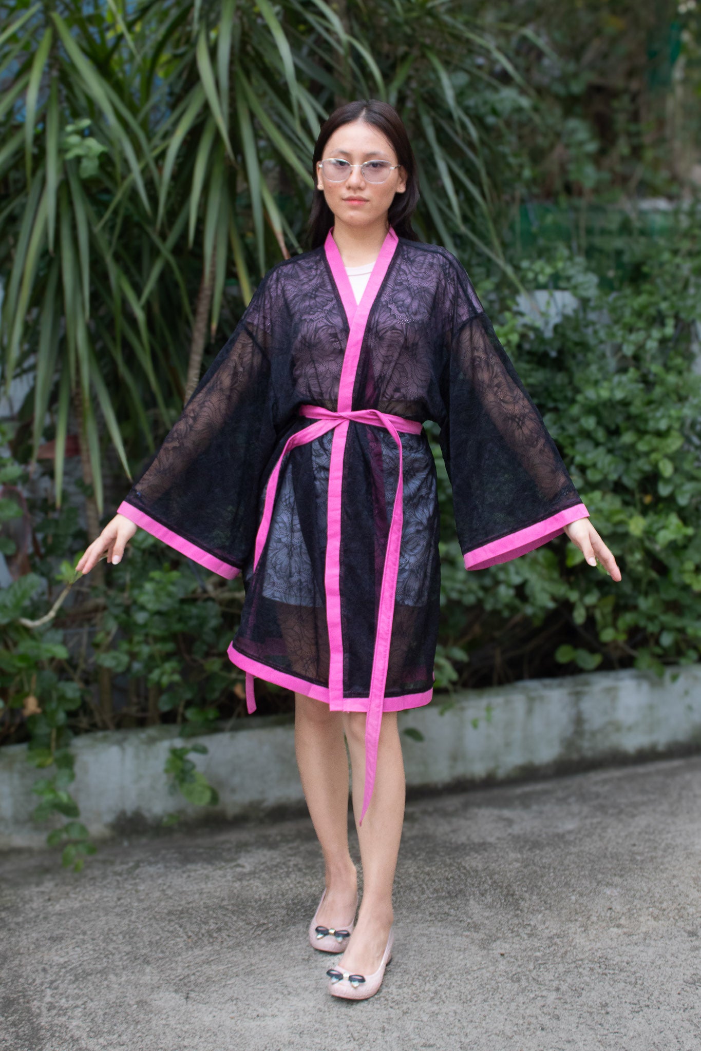 ✦ Night Current – Schwarzer Kimono aus transparenter Spitze mit leuchtend farbigen Rändern