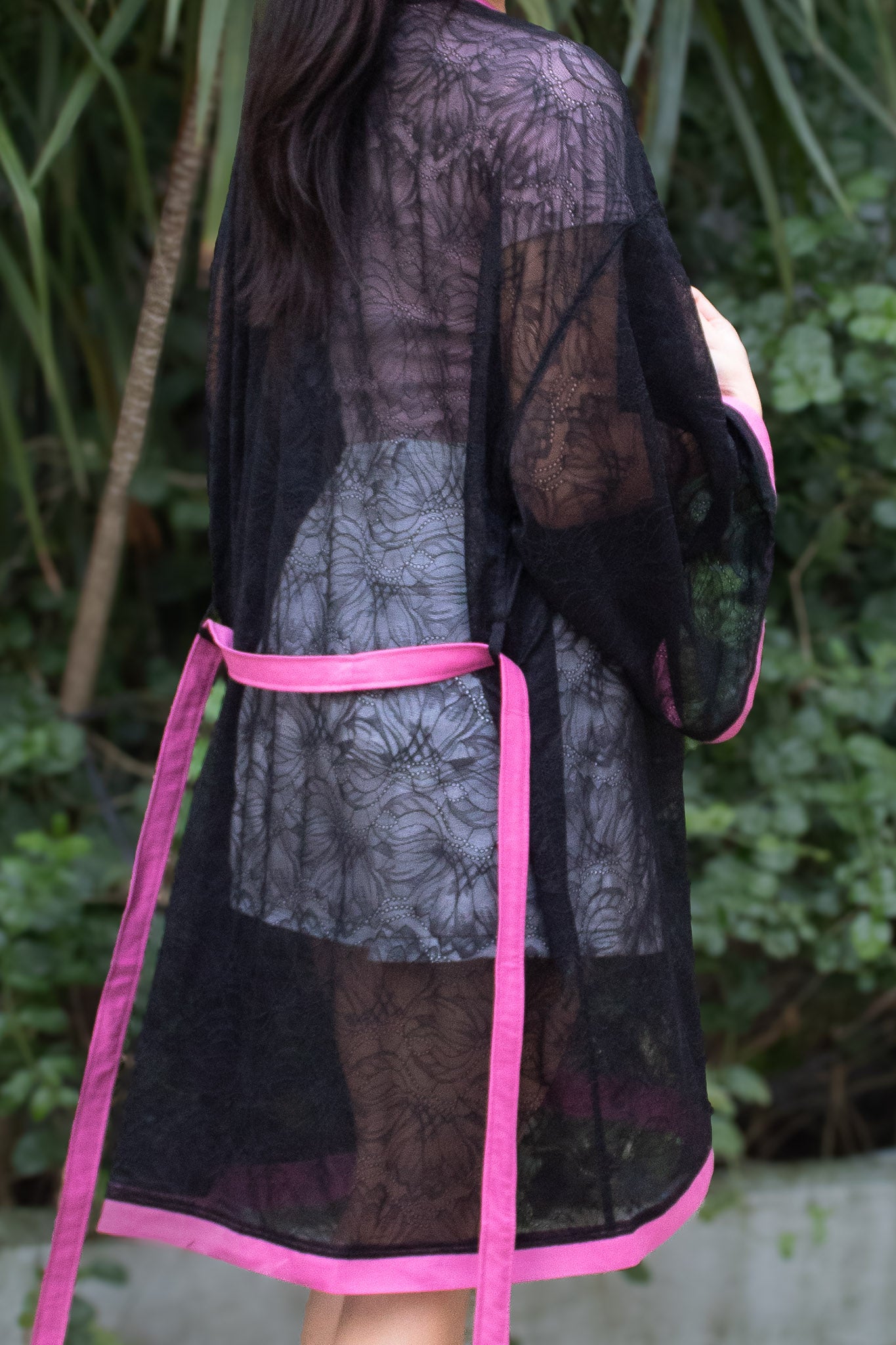 ✦ Night Current – Schwarzer Kimono aus transparenter Spitze mit leuchtend farbigen Rändern