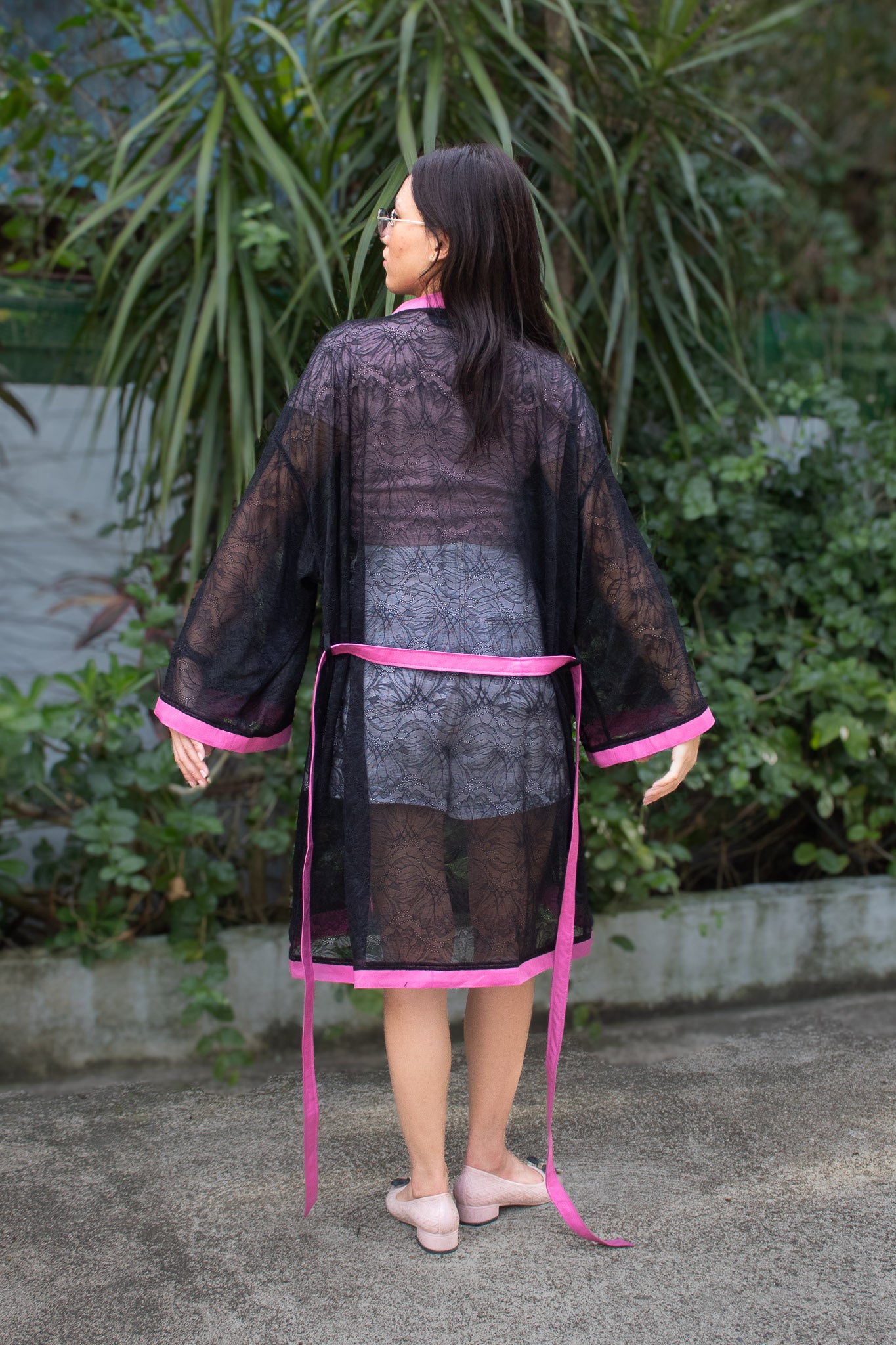 ✦ Night Current – Schwarzer Kimono aus transparenter Spitze mit leuchtend farbigen Rändern