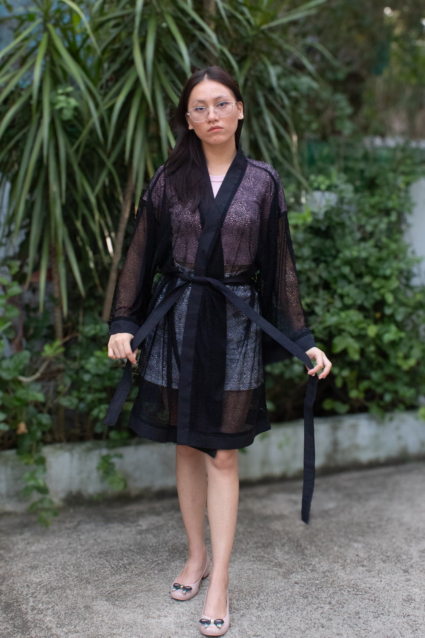 ✦ Shadow Thread – Schwarzer Kimono aus offen gewebtem Netz mit schwarzem Besatz