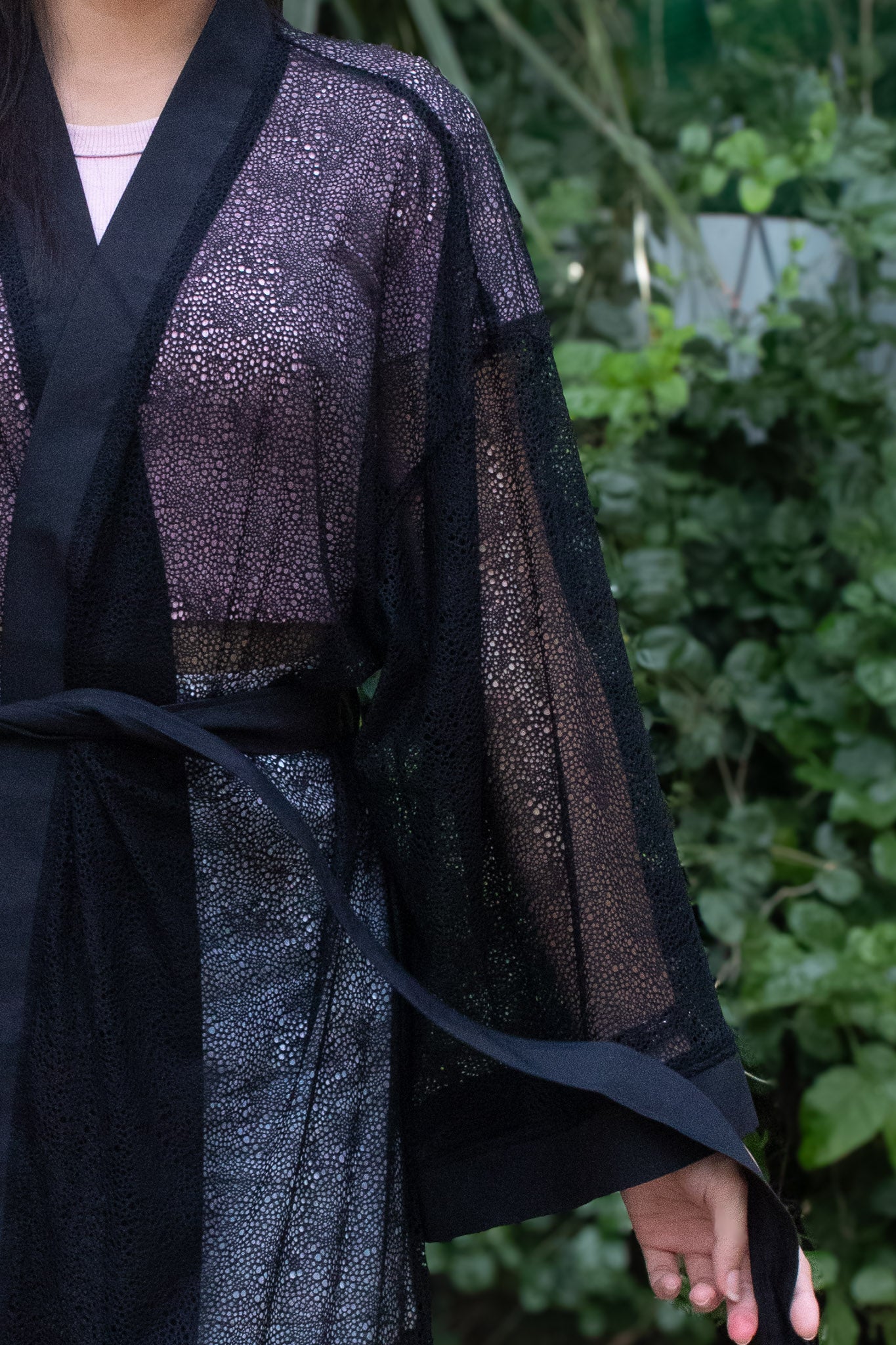 ✦ Shadow Thread – Schwarzer Kimono aus offen gewebtem Netz mit schwarzem Besatz