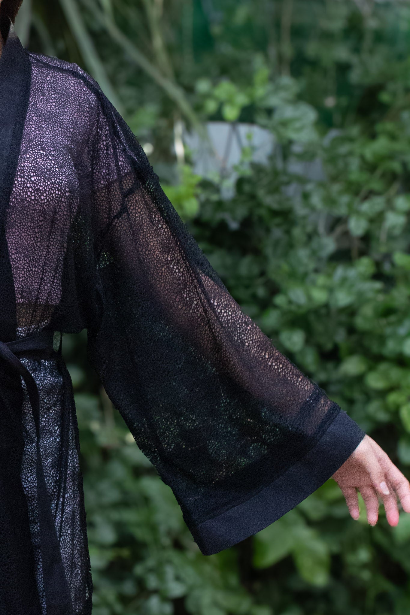 ✦ Shadow Thread – Schwarzer Kimono aus offen gewebtem Netz mit schwarzem Besatz