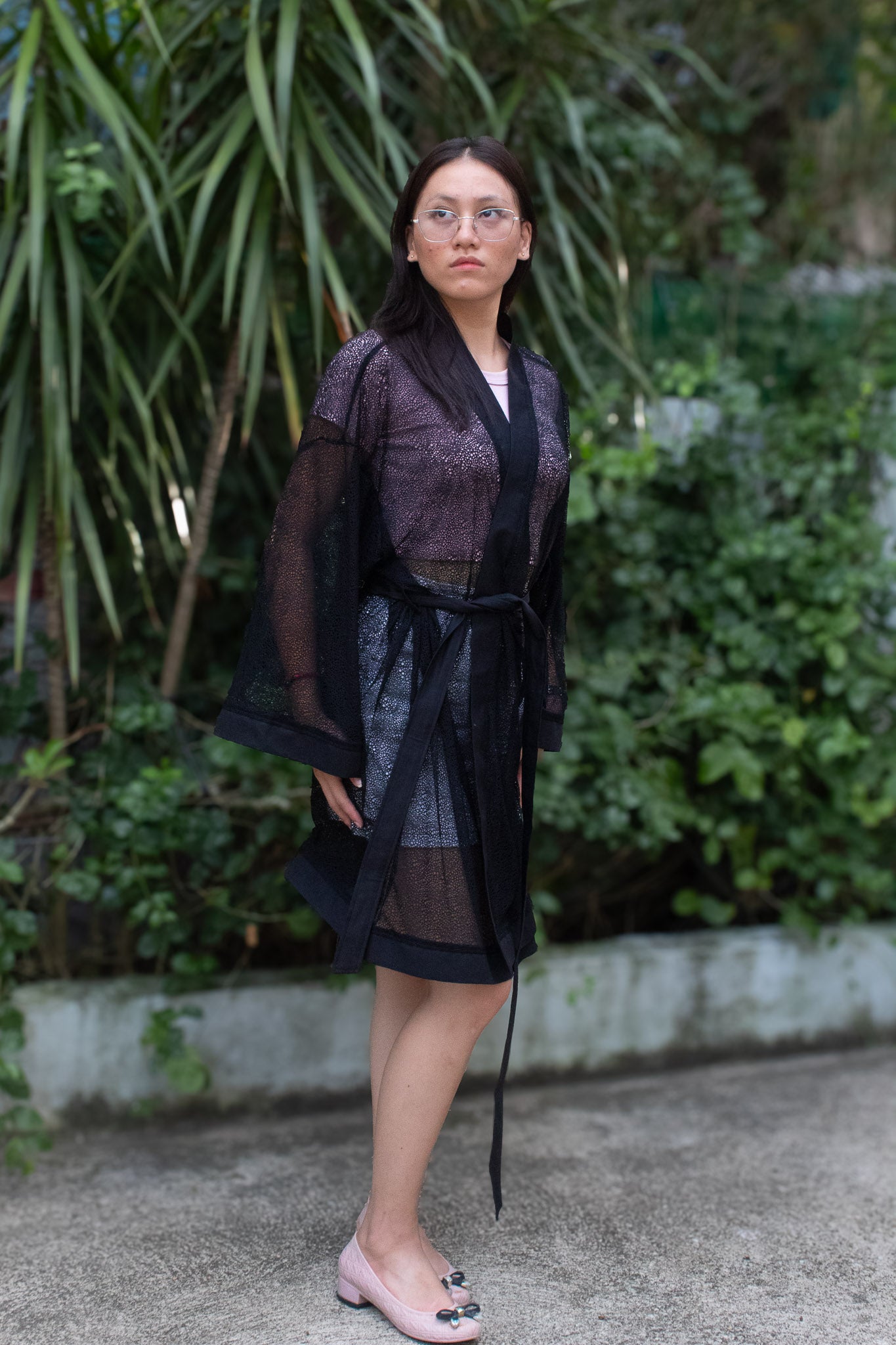 ✦ Shadow Thread – Schwarzer Kimono aus offen gewebtem Netz mit schwarzem Besatz