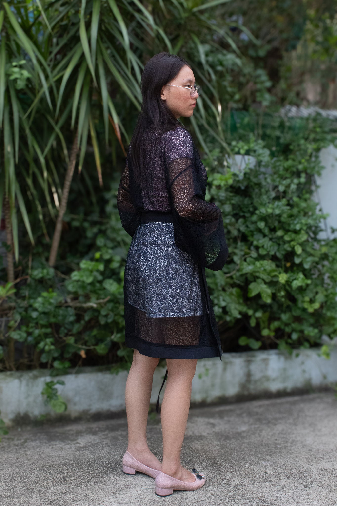 ✦ Shadow Thread – Schwarzer Kimono aus offen gewebtem Netz mit schwarzem Besatz