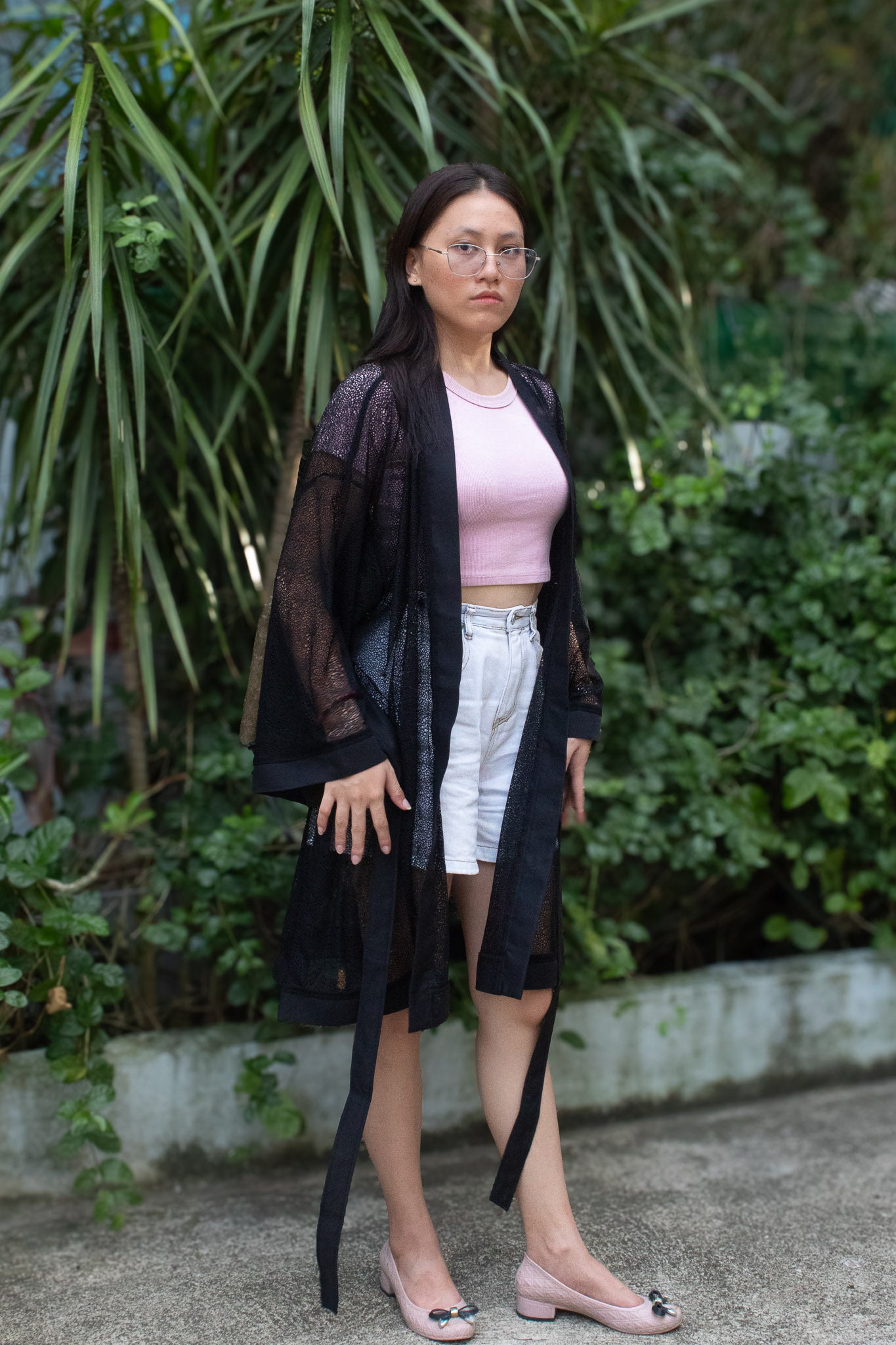 ✦ Shadow Thread – Schwarzer Kimono aus offen gewebtem Netz mit schwarzem Besatz