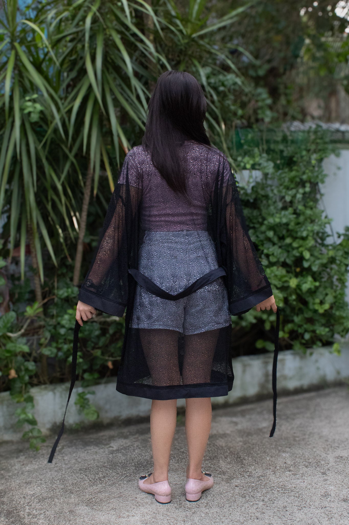 ✦ Shadow Thread – Schwarzer Kimono aus offen gewebtem Netz mit schwarzem Besatz