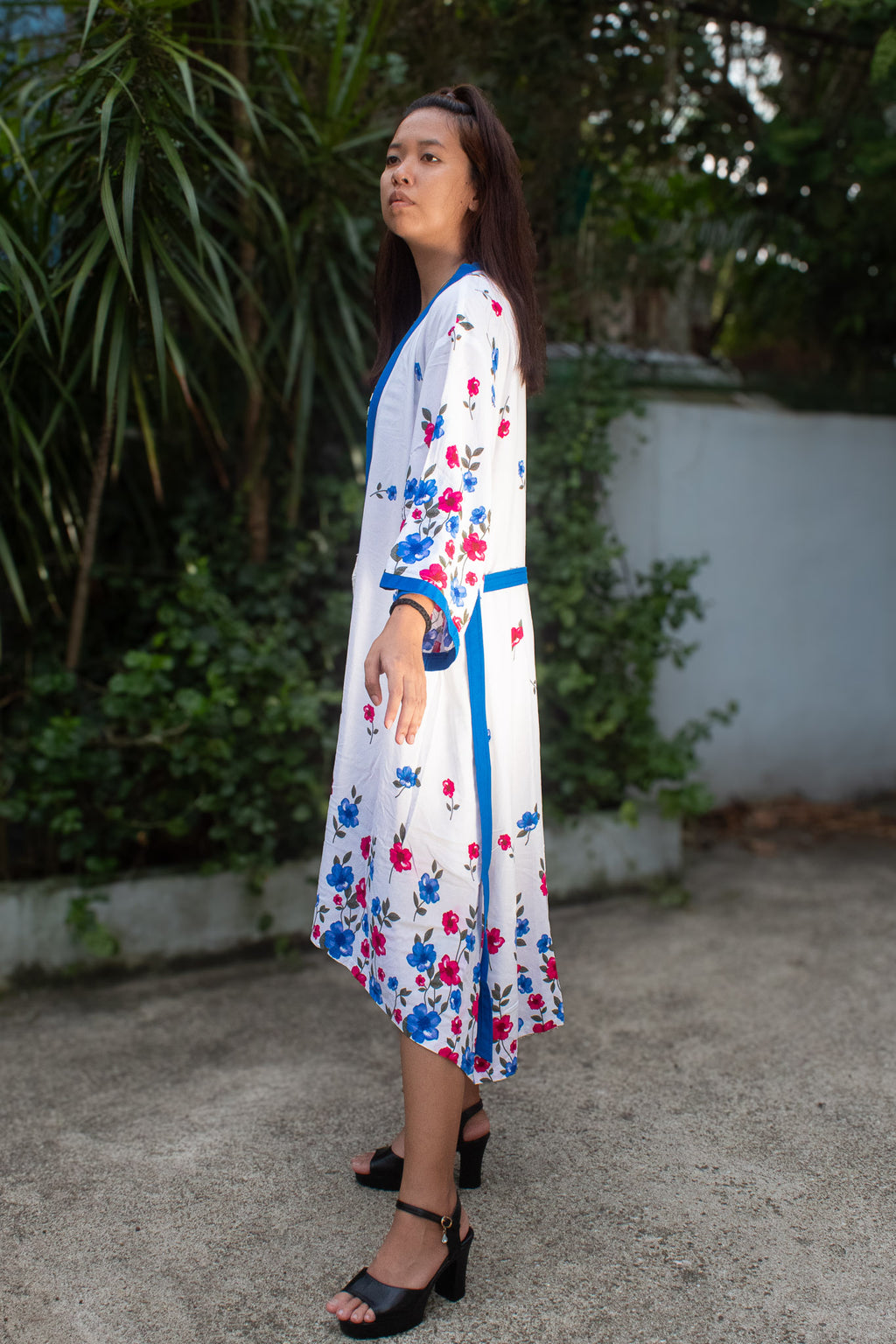 ✦ Bloomtrail Butterfly (Mid-Length) – White Cotton Kimono with Floral Motifs in Matching Accents and Butterfly Sleeves