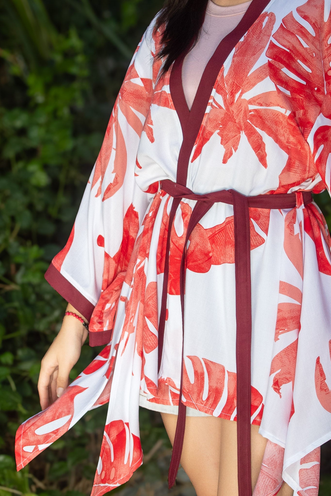 ✦ Sunrise Monstera (Kurz) – Weißer Kimono mit großen Korallenblättern und Schmetterlingsärmeln