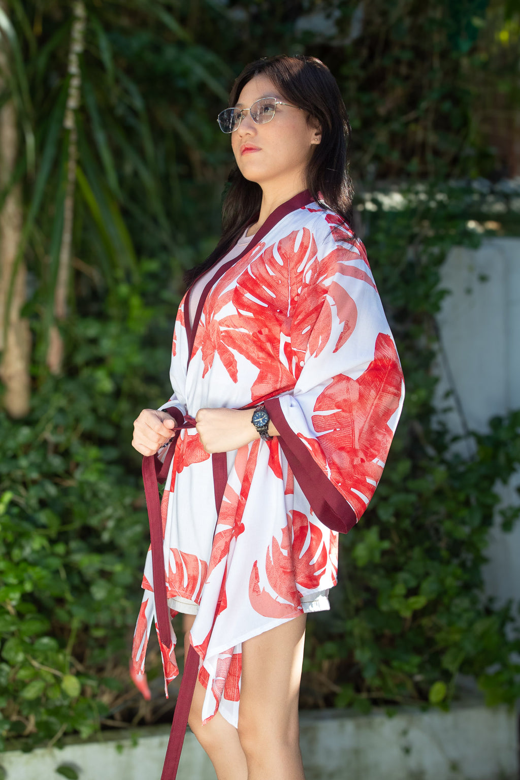 ✦ Sunrise Monstera (Kurz) – Weißer Kimono mit großen Korallenblättern und Schmetterlingsärmeln