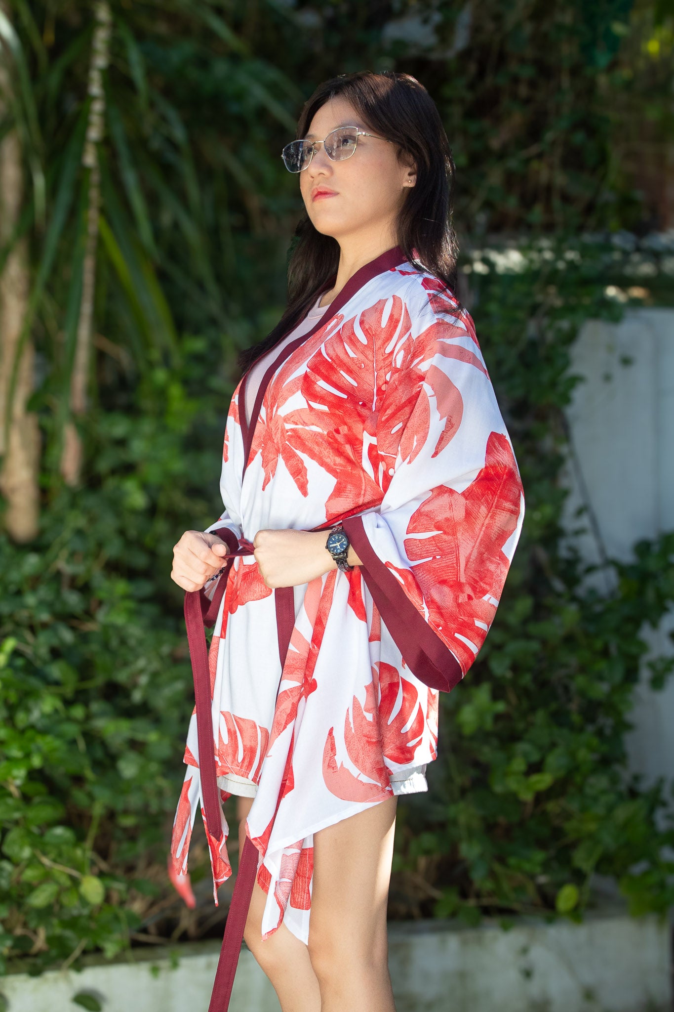 ✦ Sunrise Monstera (Kurz) – Weißer Kimono mit großen Korallenblättern und Schmetterlingsärmeln