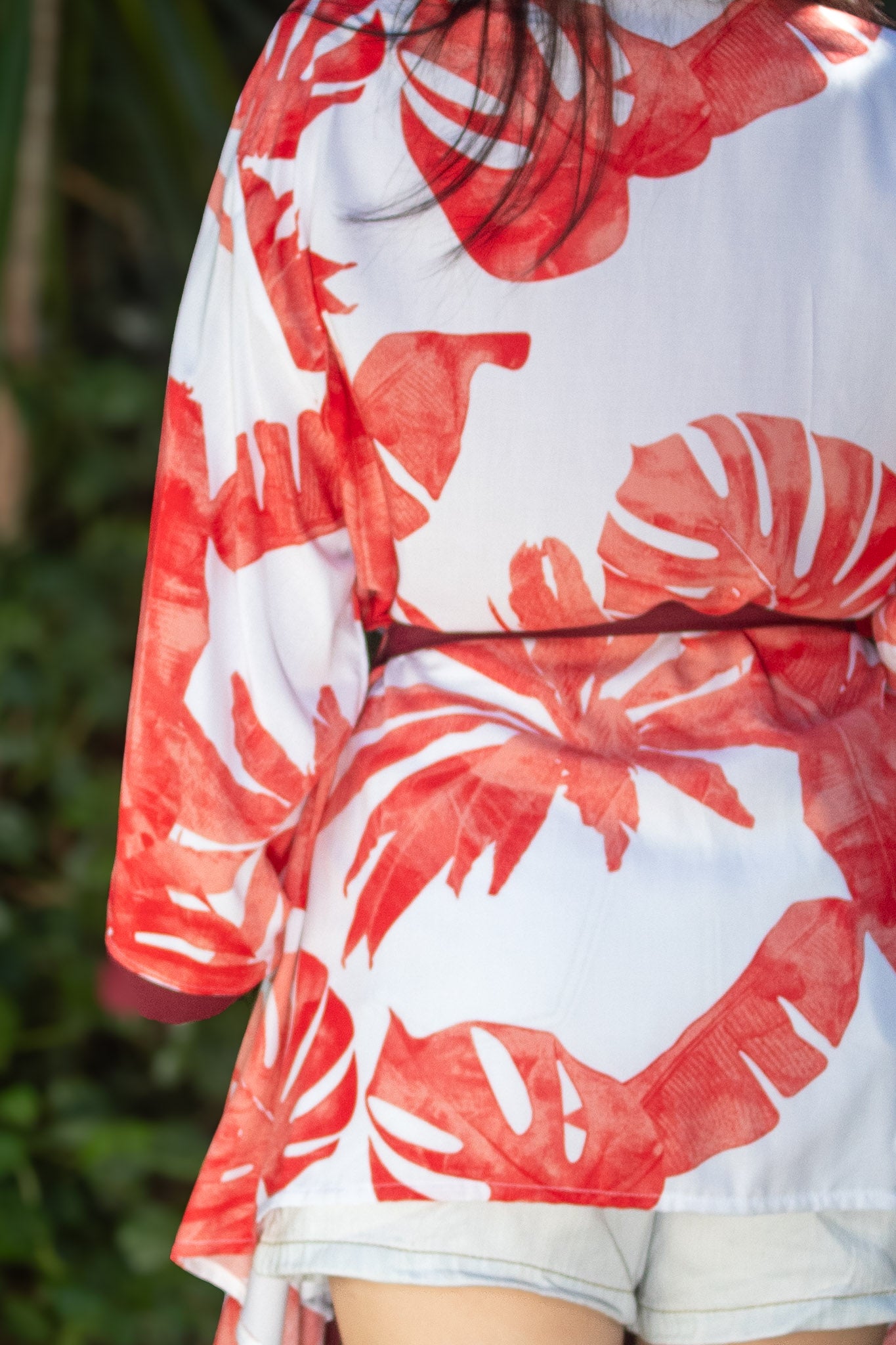 ✦ Sunrise Monstera (Kurz) – Weißer Kimono mit großen Korallenblättern und Schmetterlingsärmeln