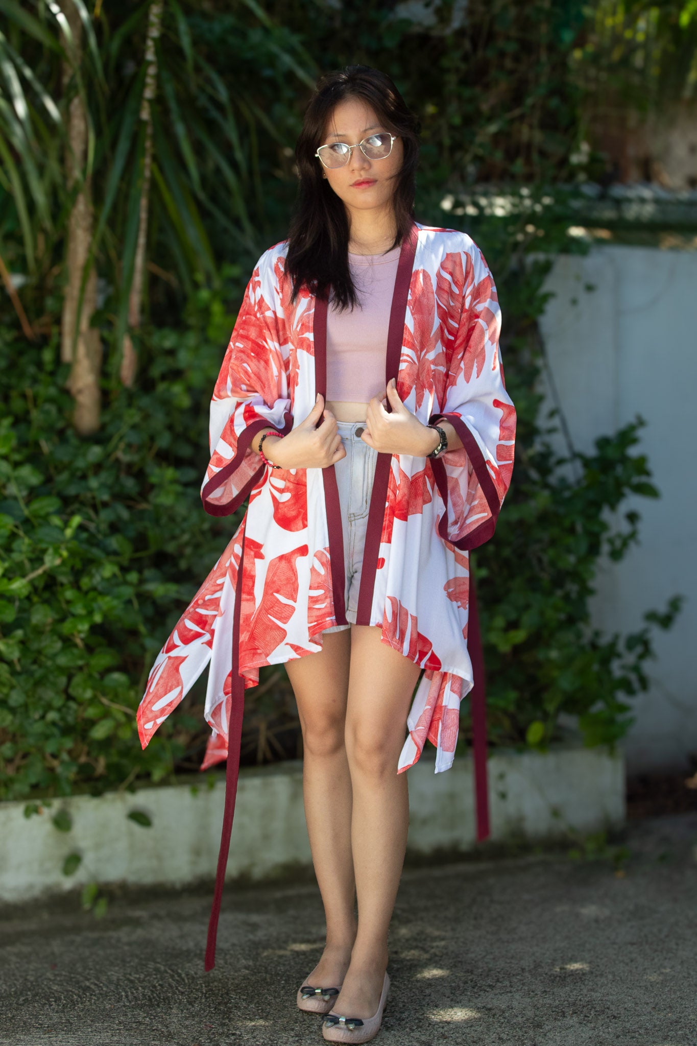 ✦ Sunrise Monstera (Kurz) – Weißer Kimono mit großen Korallenblättern und Schmetterlingsärmeln