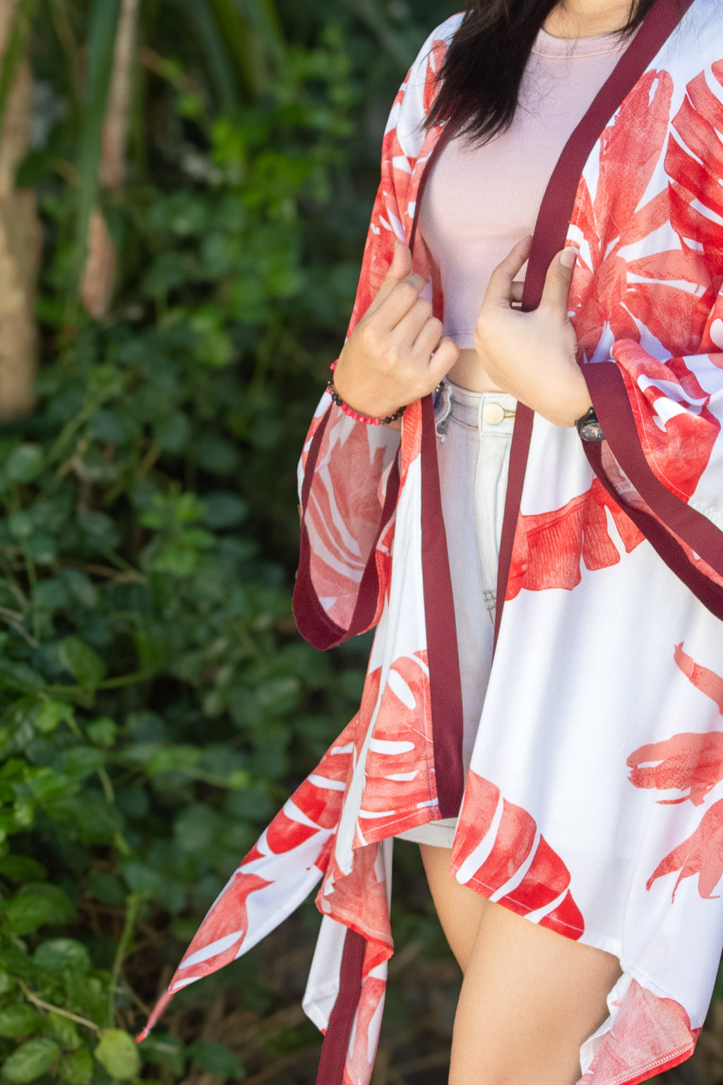 ✦ Sunrise Monstera (Kurz) – Weißer Kimono mit großen Korallenblättern und Schmetterlingsärmeln