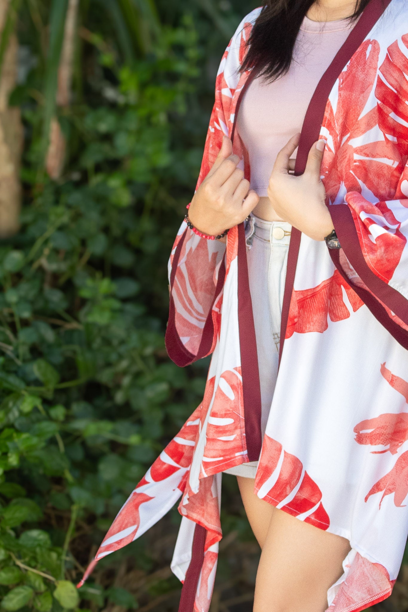 ✦ Sunrise Monstera (Kurz) – Weißer Kimono mit großen Korallenblättern und Schmetterlingsärmeln