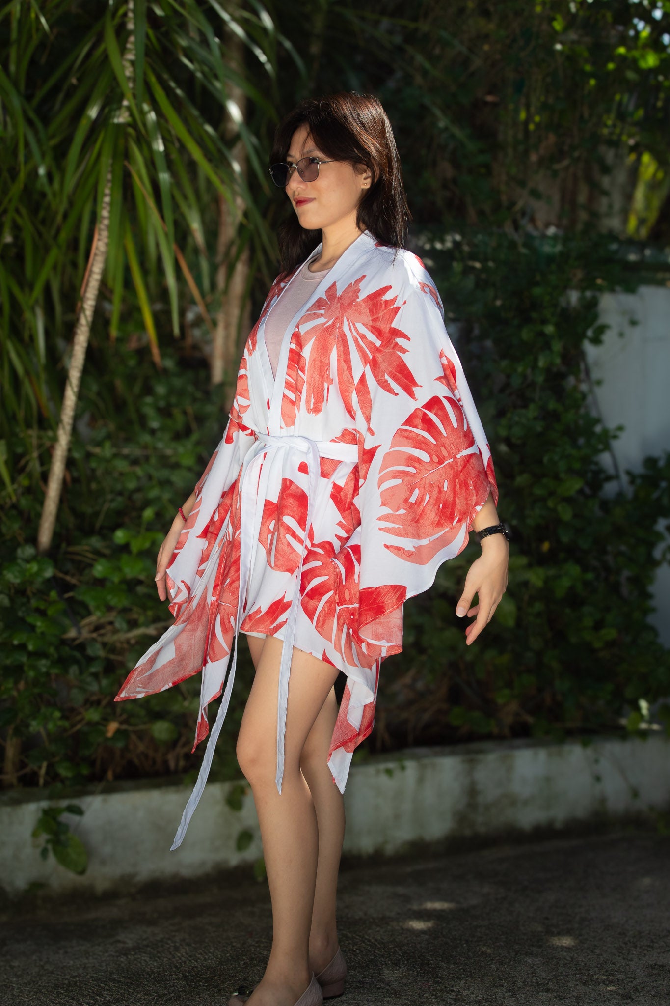 ✦ Sunrise Monstera (Kurz) – Weißer Kimono mit großen Korallenblättern und Schmetterlingsärmeln