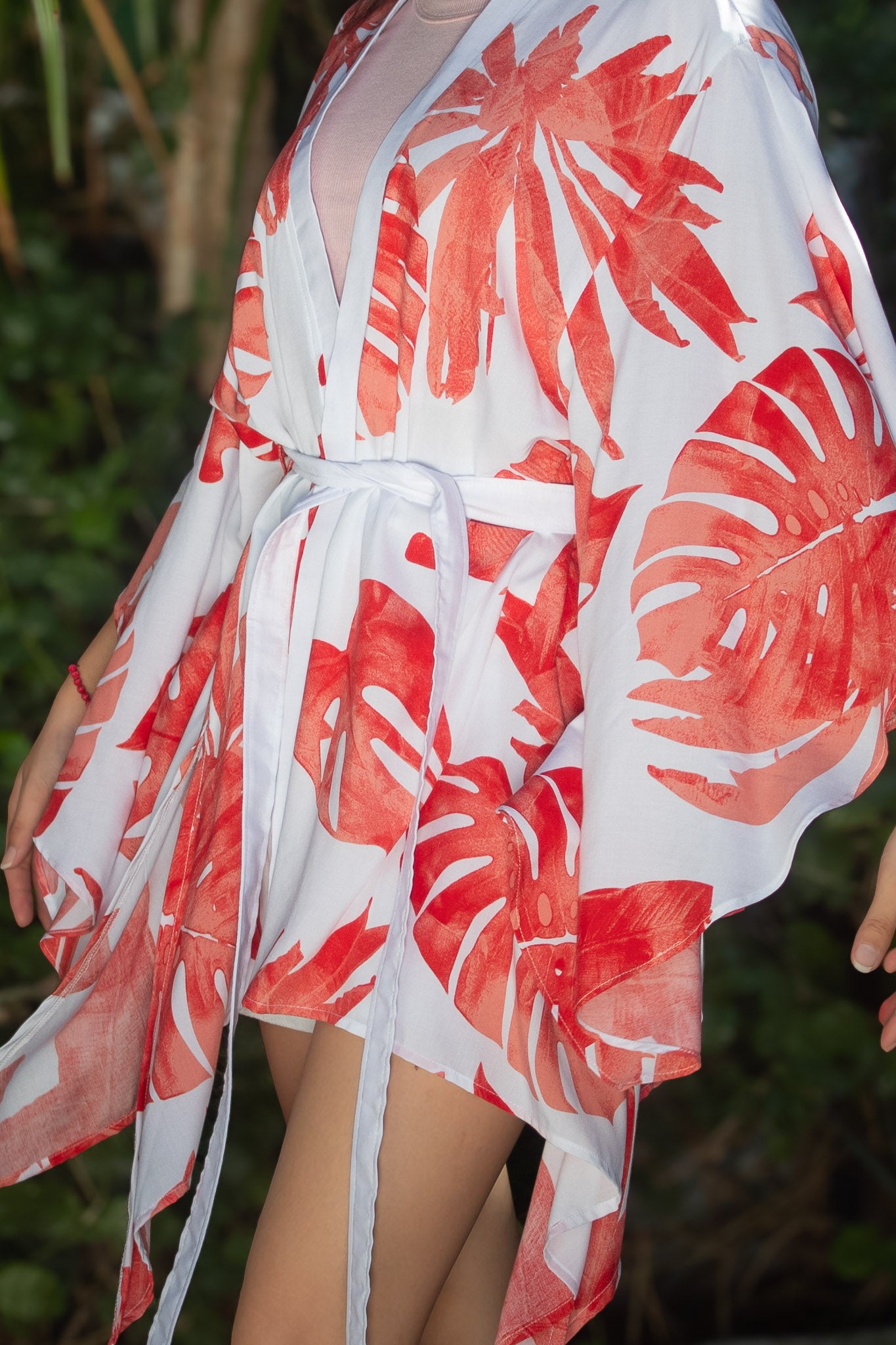 ✦ Sunrise Monstera (Kurz) – Weißer Kimono mit großen Korallenblättern und Schmetterlingsärmeln