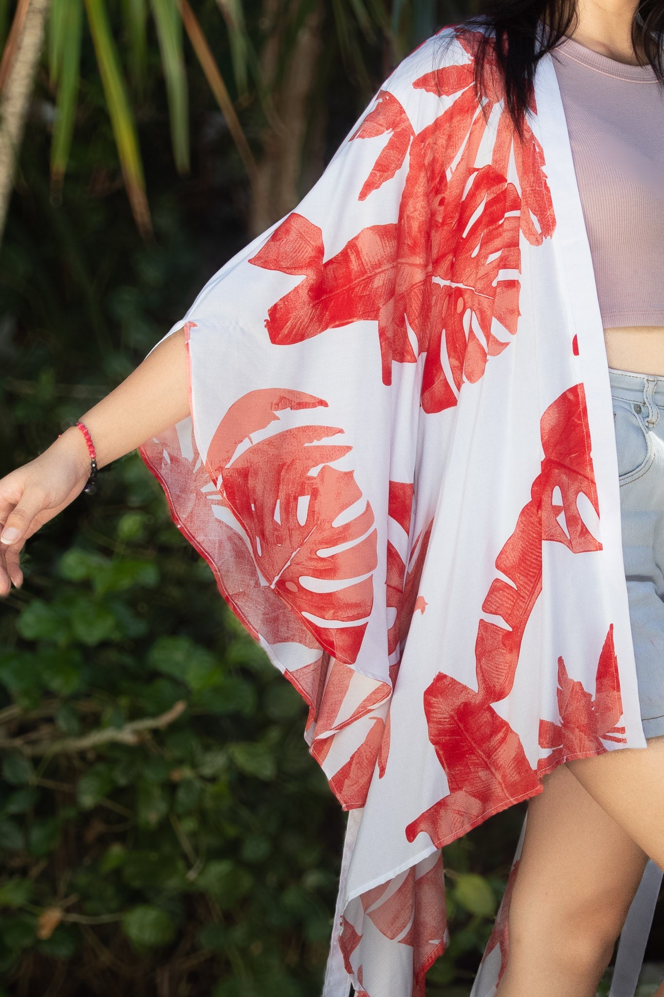 ✦ Sunrise Monstera (Kurz) – Weißer Kimono mit großen Korallenblättern und Schmetterlingsärmeln