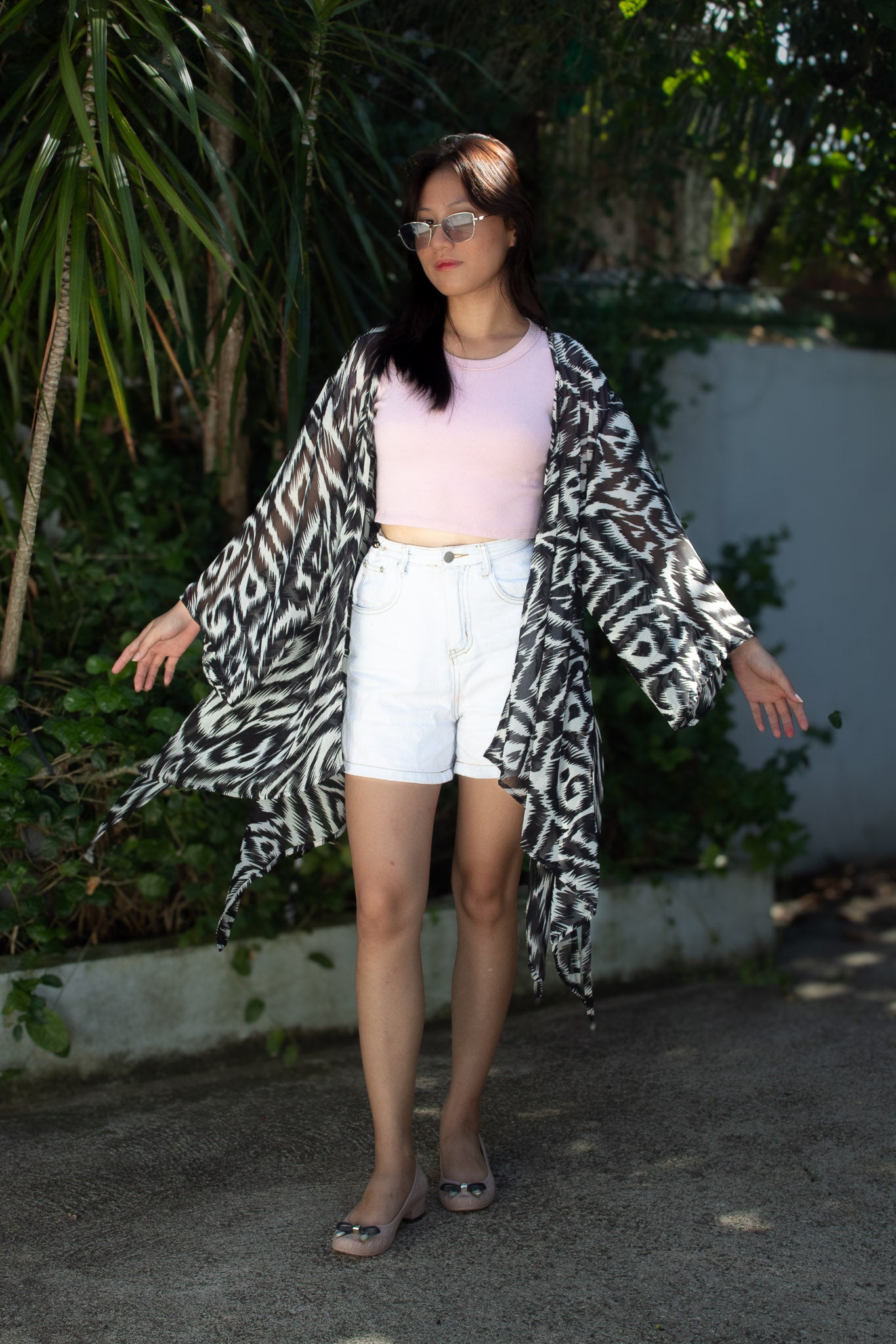 ✦ Monochrome Flow – Schwarz-weißer Chiffon-Kimono mit asymmetrischem Saum