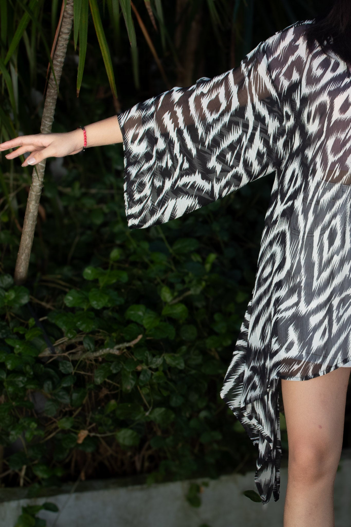 ✦ Monochrome Flow – Schwarz-weißer Chiffon-Kimono mit asymmetrischem Saum