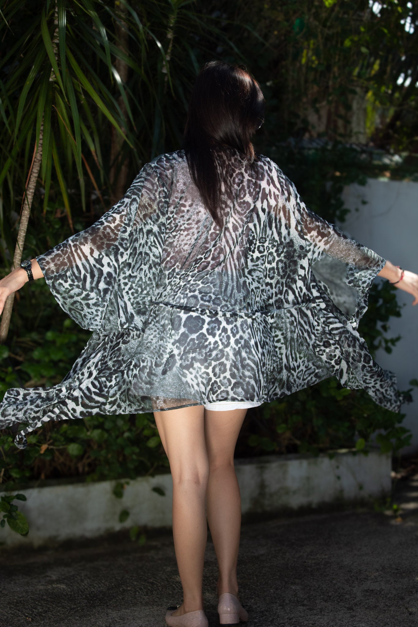 ✦ Noir Cascade – Schwarz-weißer Chiffon-Kimono mit durchsichtigem Wildmuster
