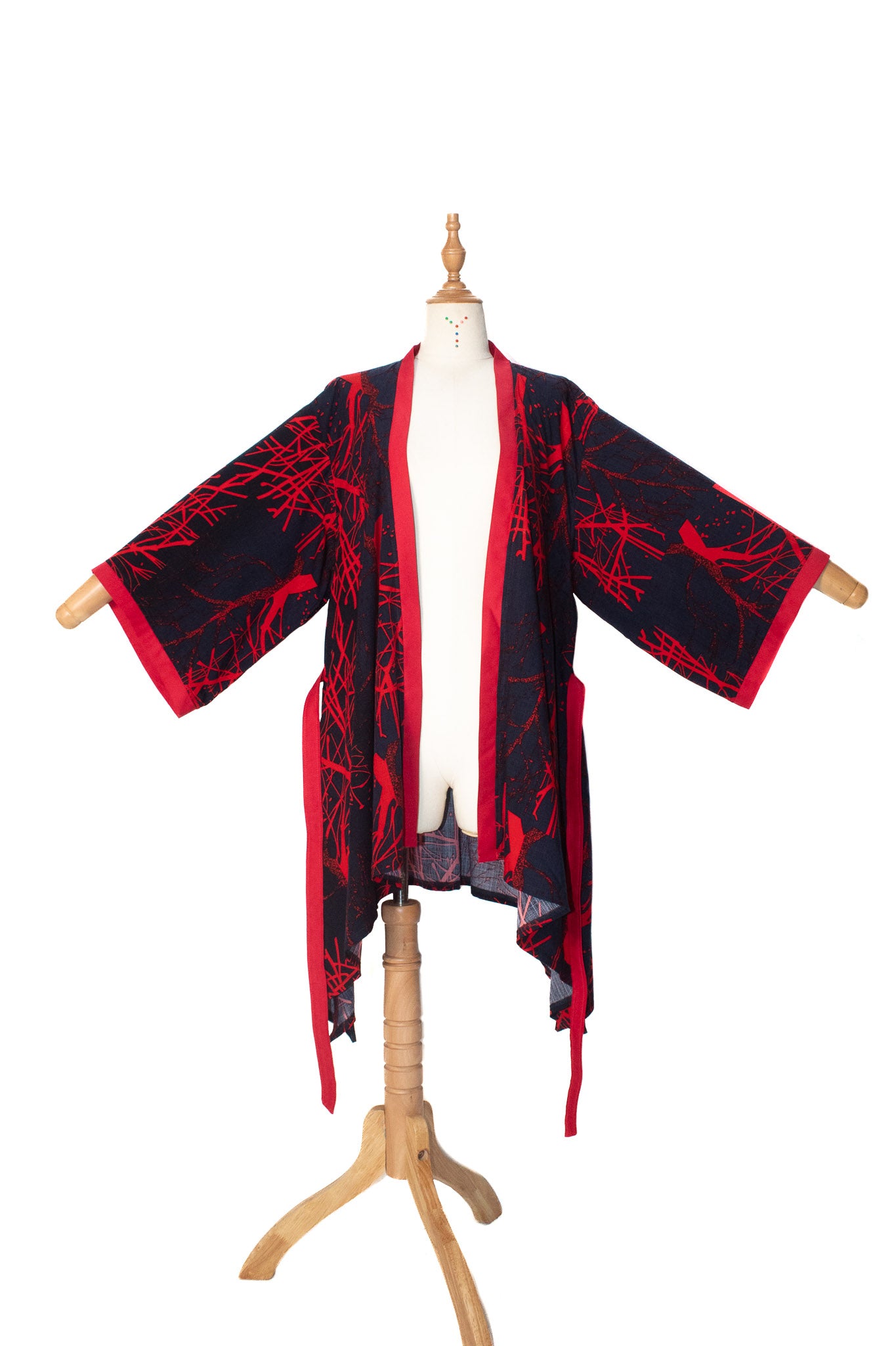 ✦ Red Emberwood – Marineblauer Kimono mit purpurrotem Baummotiv und rotem Besatz