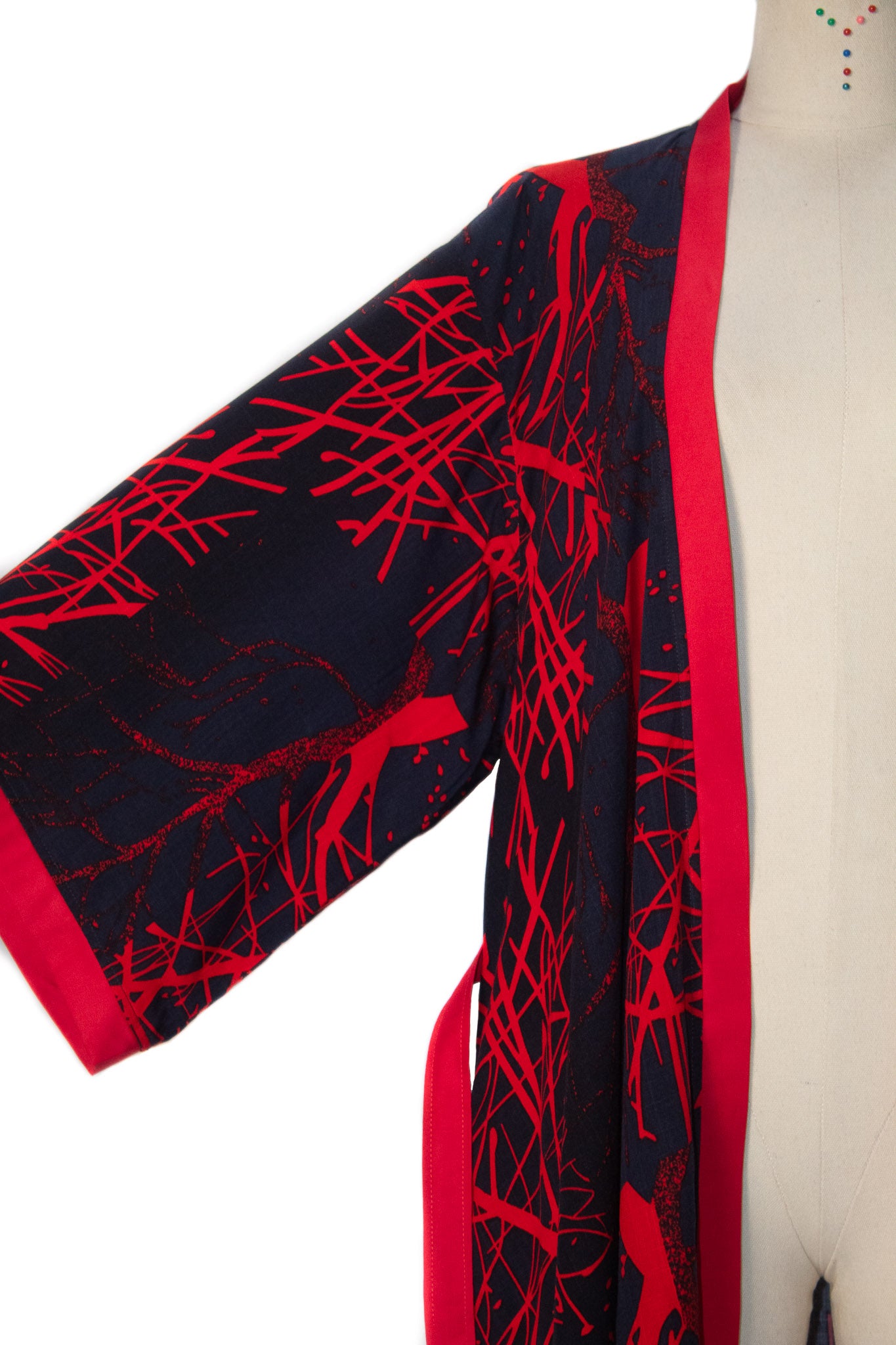✦ Red Emberwood – Marineblauer Kimono mit purpurrotem Baummotiv und rotem Besatz