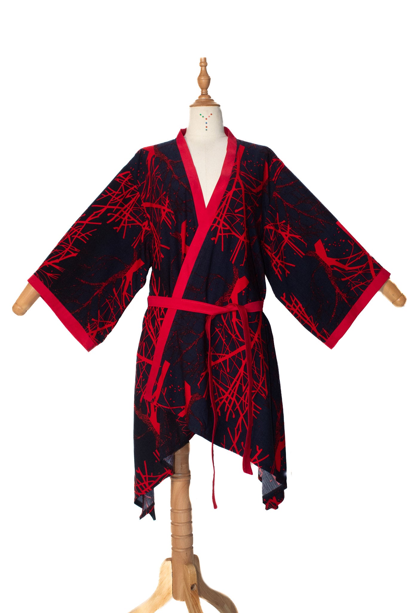 ✦ Red Emberwood – Marineblauer Kimono mit purpurrotem Baummotiv und rotem Besatz