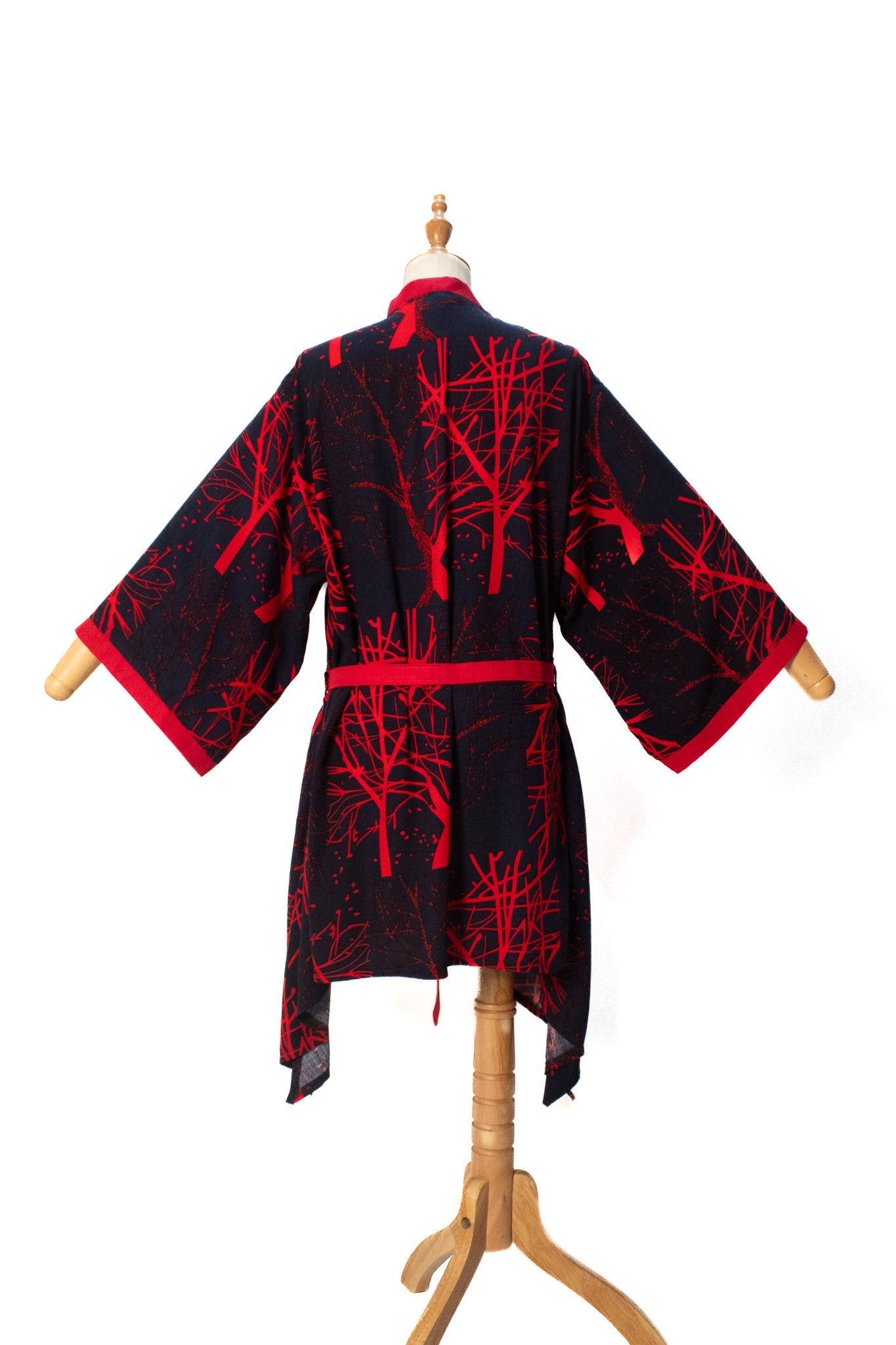 ✦ Red Emberwood – Marineblauer Kimono mit purpurrotem Baummotiv und rotem Besatz