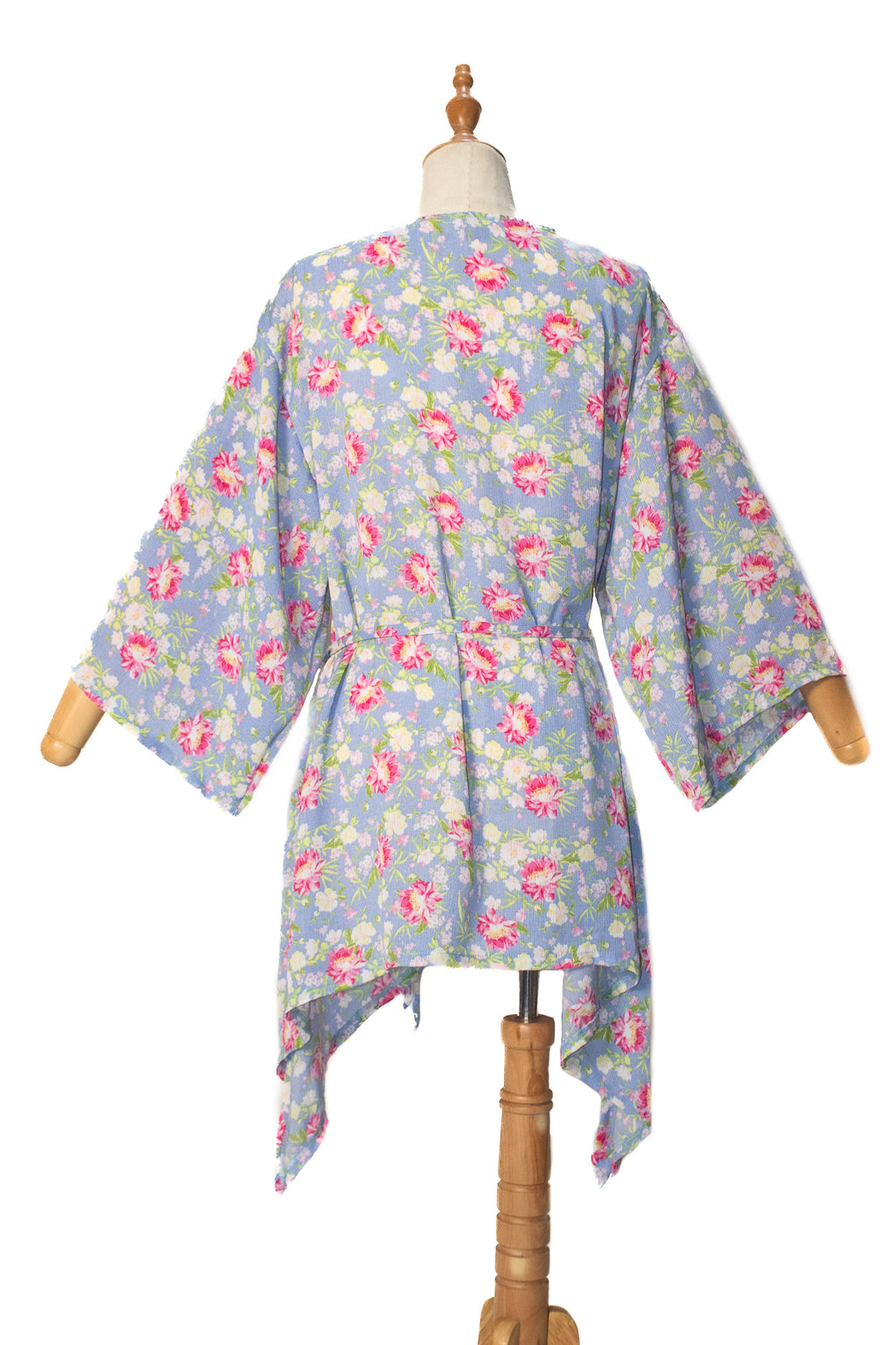 ✦ Floral Whisperlight – Pastellblauer Kimono mit Blumendruck und leichtem Fall